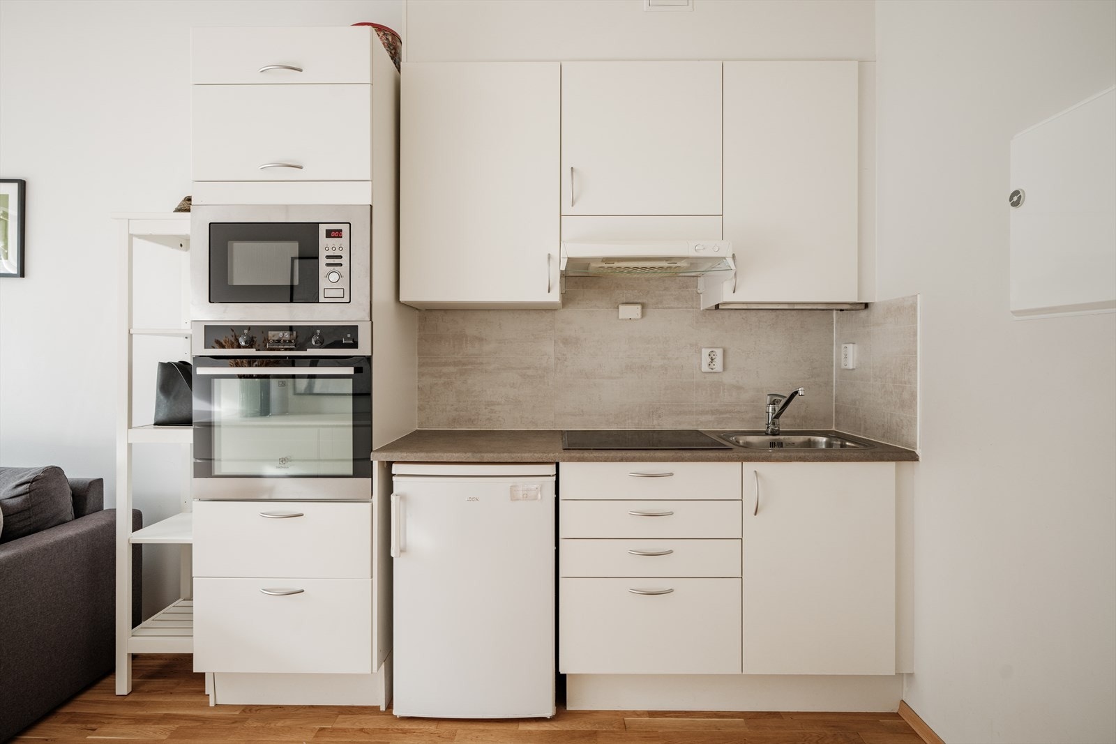 Hybel: Kjøkkeninnredning med glatte fronter og benkeplate i laminat. Galleribilde