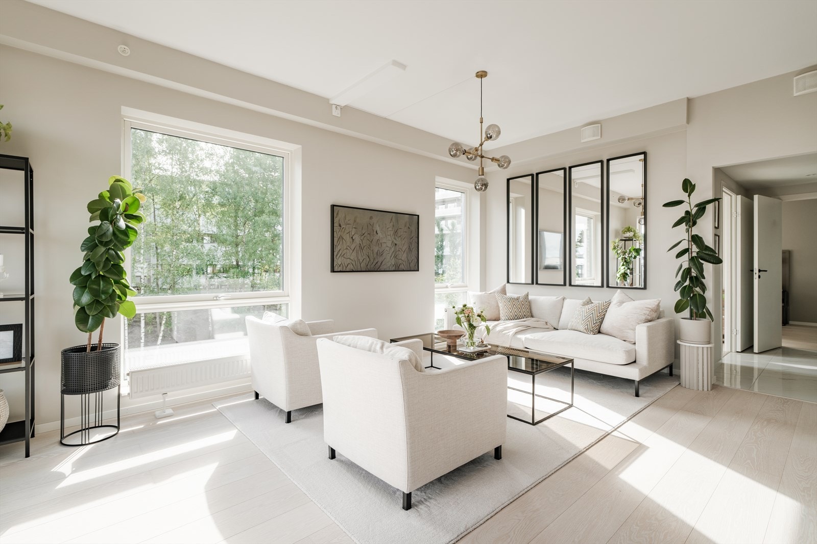 Stuen har god plass til stor sofagruppe, sofabord og underholdningsavdeling. Galleribilde