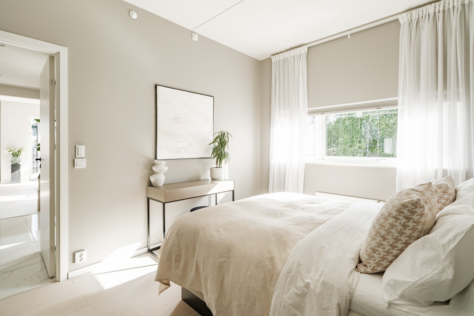 Soverommet er malt i en behagelig fargetone som passer godt med gulvet og interiøret for øvrig. Vindu sikrer godt med lys og luft. Galleribilde