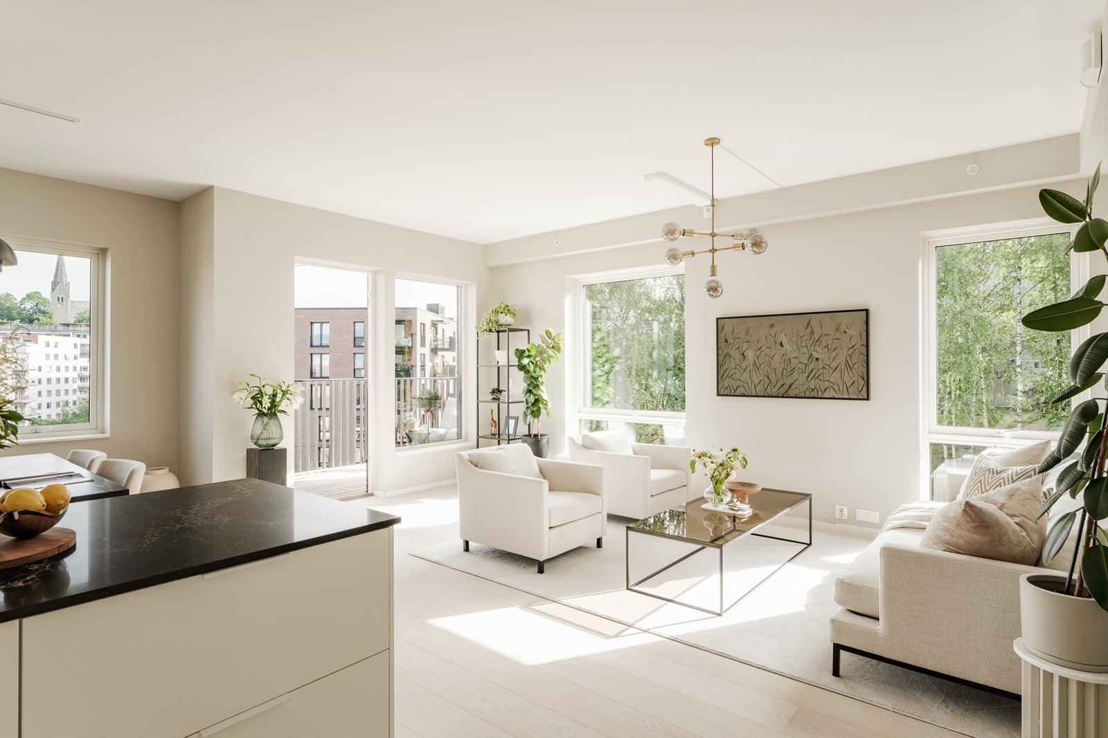 Stuen oppleves luftig og åpen med god takhøyde på over 2,79 meter og store vindusflater. Galleribilde