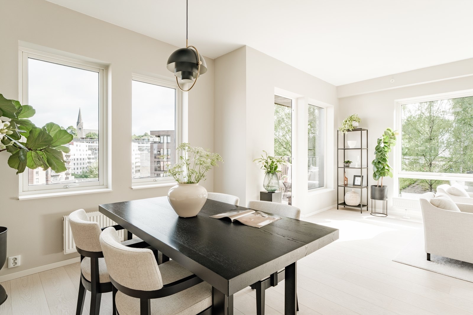 Leiligheten ligger i 3. etasje og inneholder entré, kjøkken, stue, bad, bod og to soverom. Hybelen inneholder kjøkken, stue og bad. Galleribilde