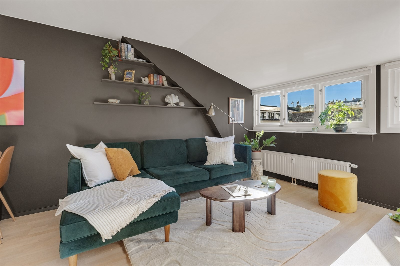 Vinduer langs hele stueveggen slipper inn godt med dagslys i rommet. Galleribilde