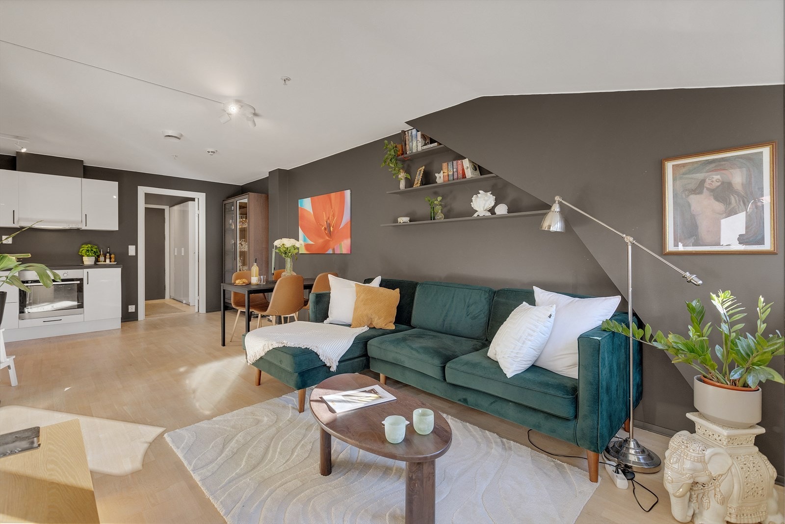 Stuen er lys og luftig med en takhøyde på 2.38m. Galleribilde