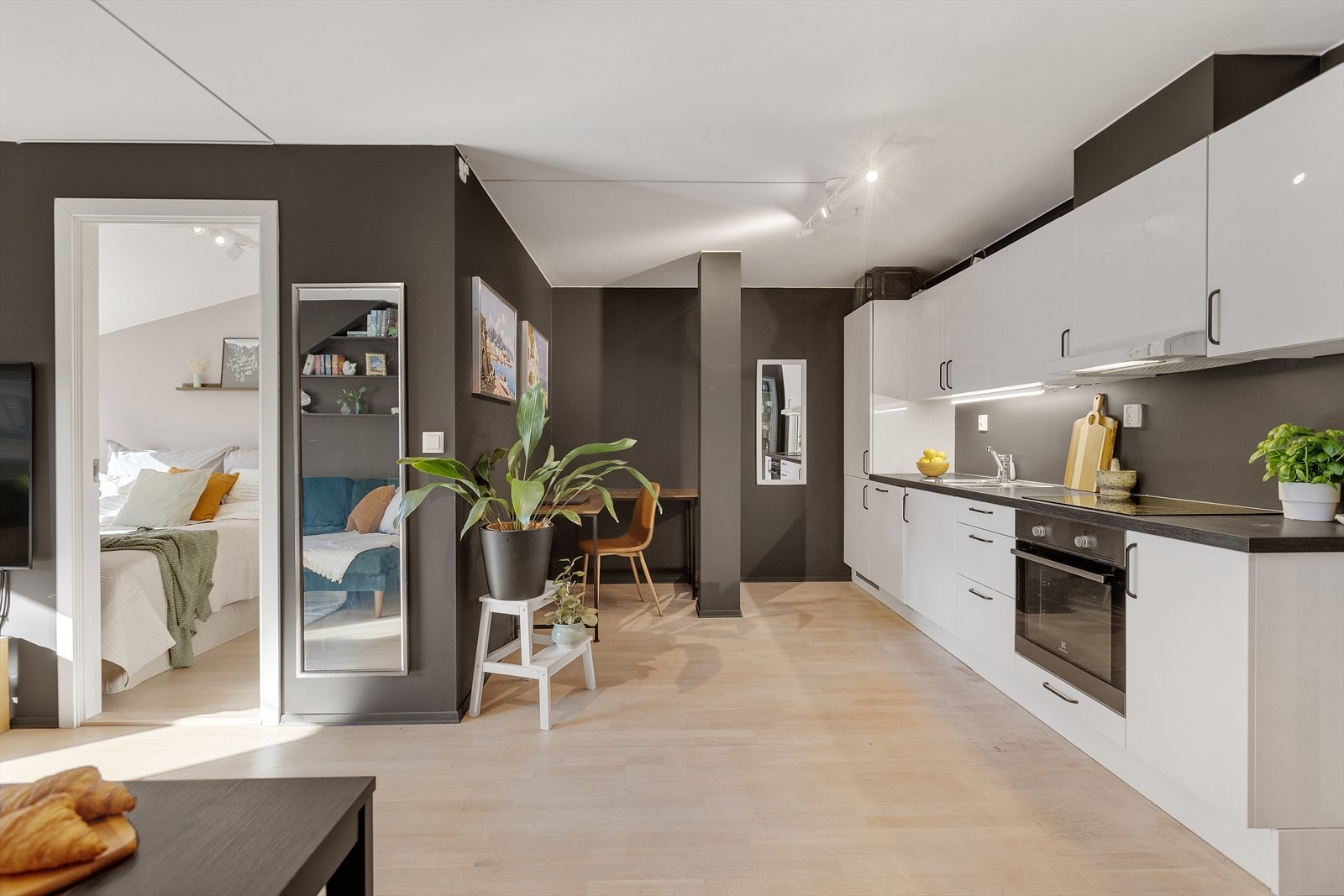 Stue og kjøkken i åpen løsning som skaper et sosialt allrom. Galleribilde