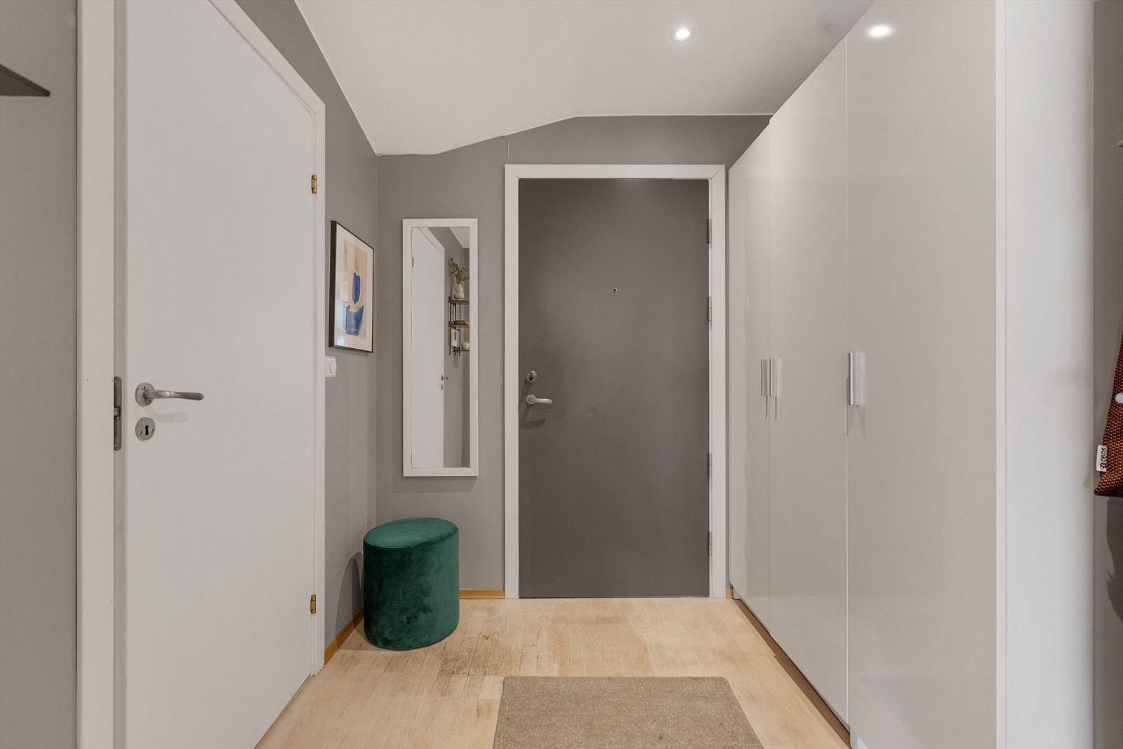 Lys og innbydende entré med downlights og mye garderobeplass. Galleribilde
