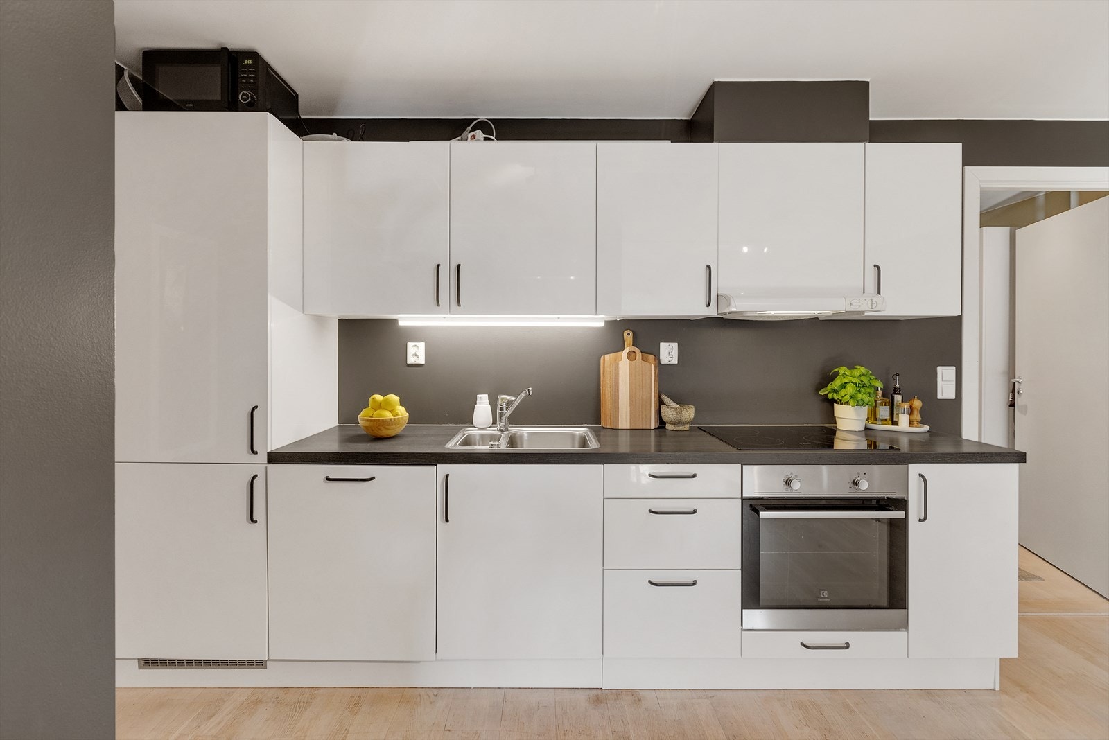 Kjøkkeninnredning fra 2014 med integrerte hvitevarer som medfølger ved salg. Galleribilde