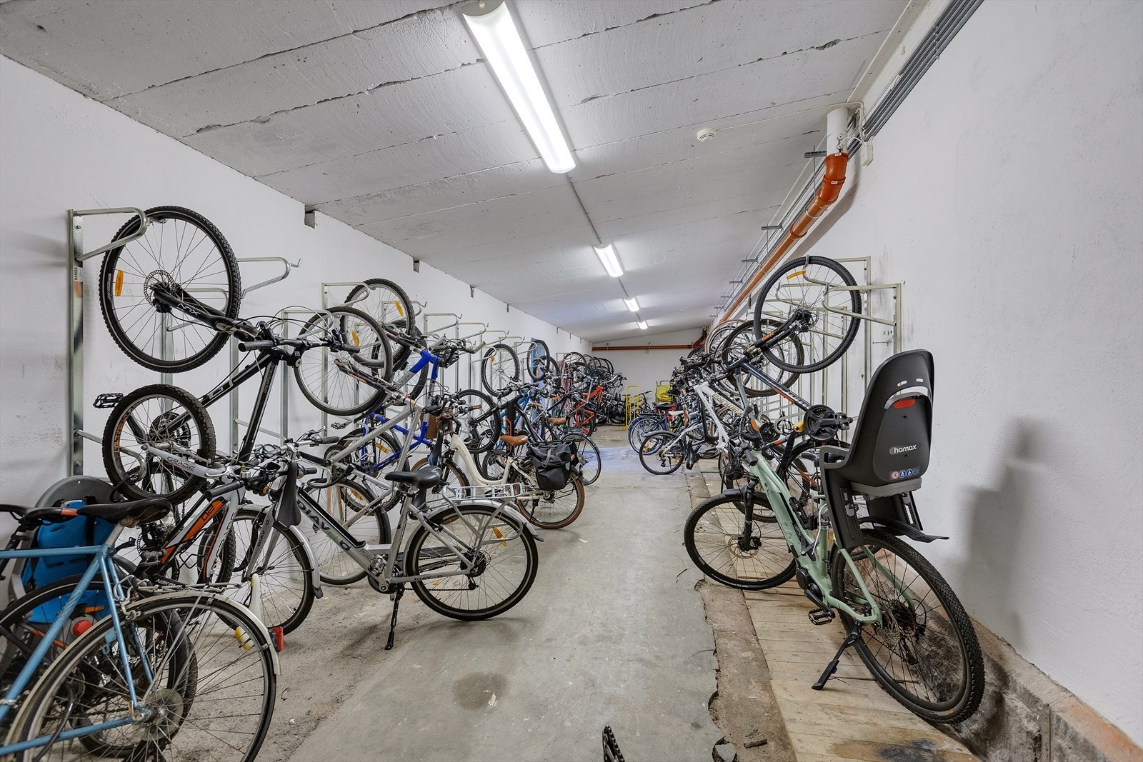 Felles sykkelbod med adkomst fra bakkeplan. Galleribilde