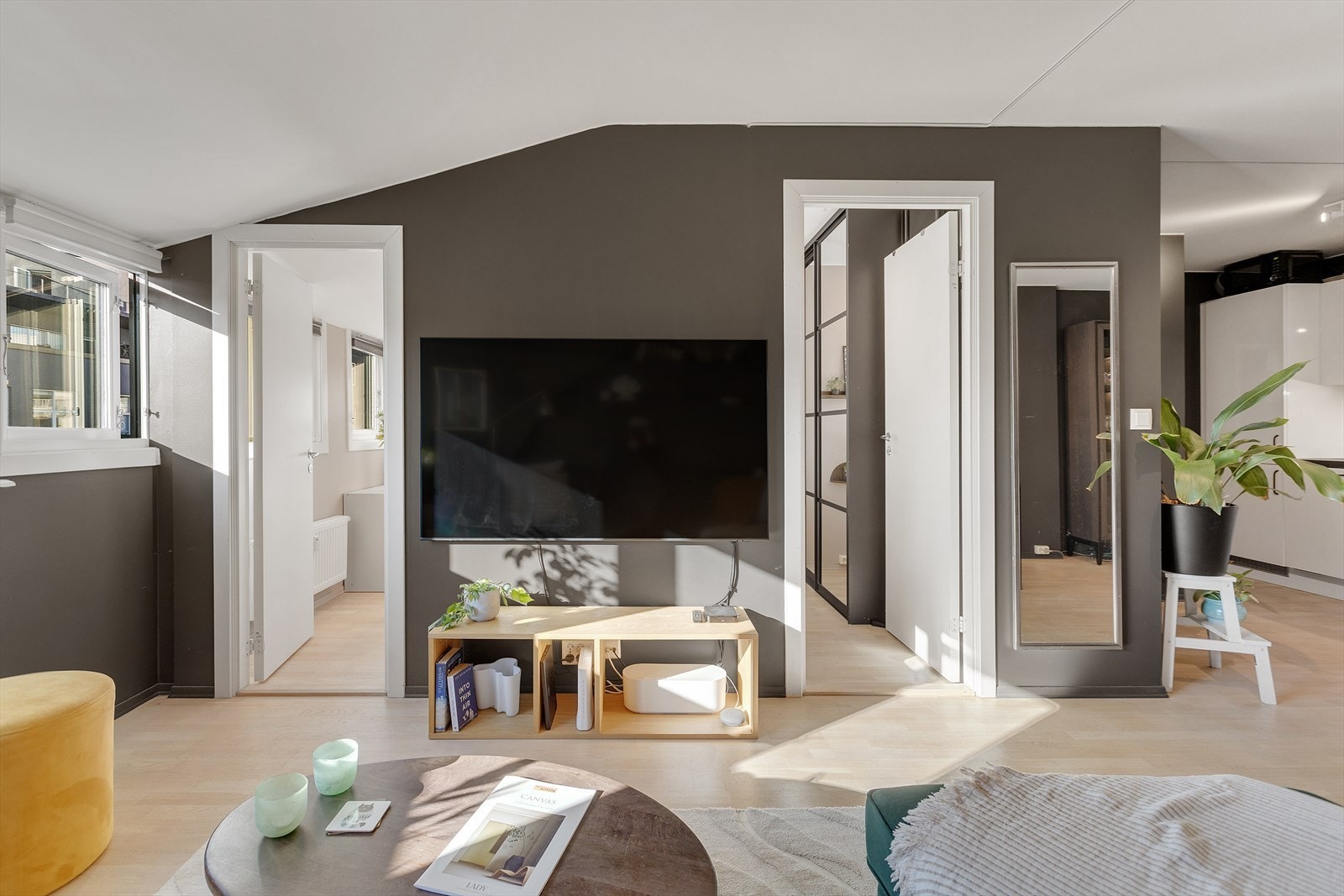 Det er plass til tv- og tilhørende mediamøbel. Galleribilde