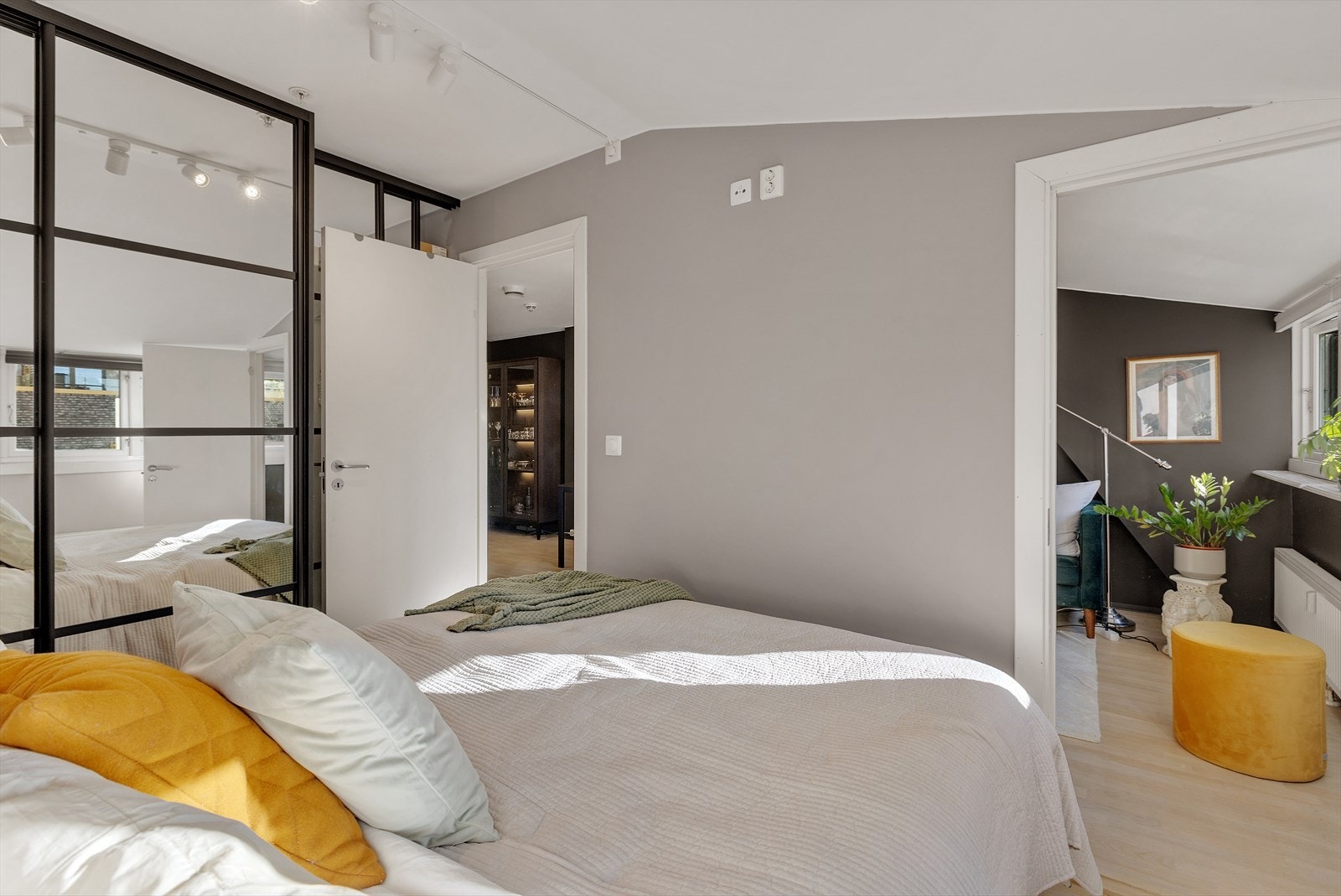 Soverom med moderne speil skyvedørsgarderober. Galleribilde