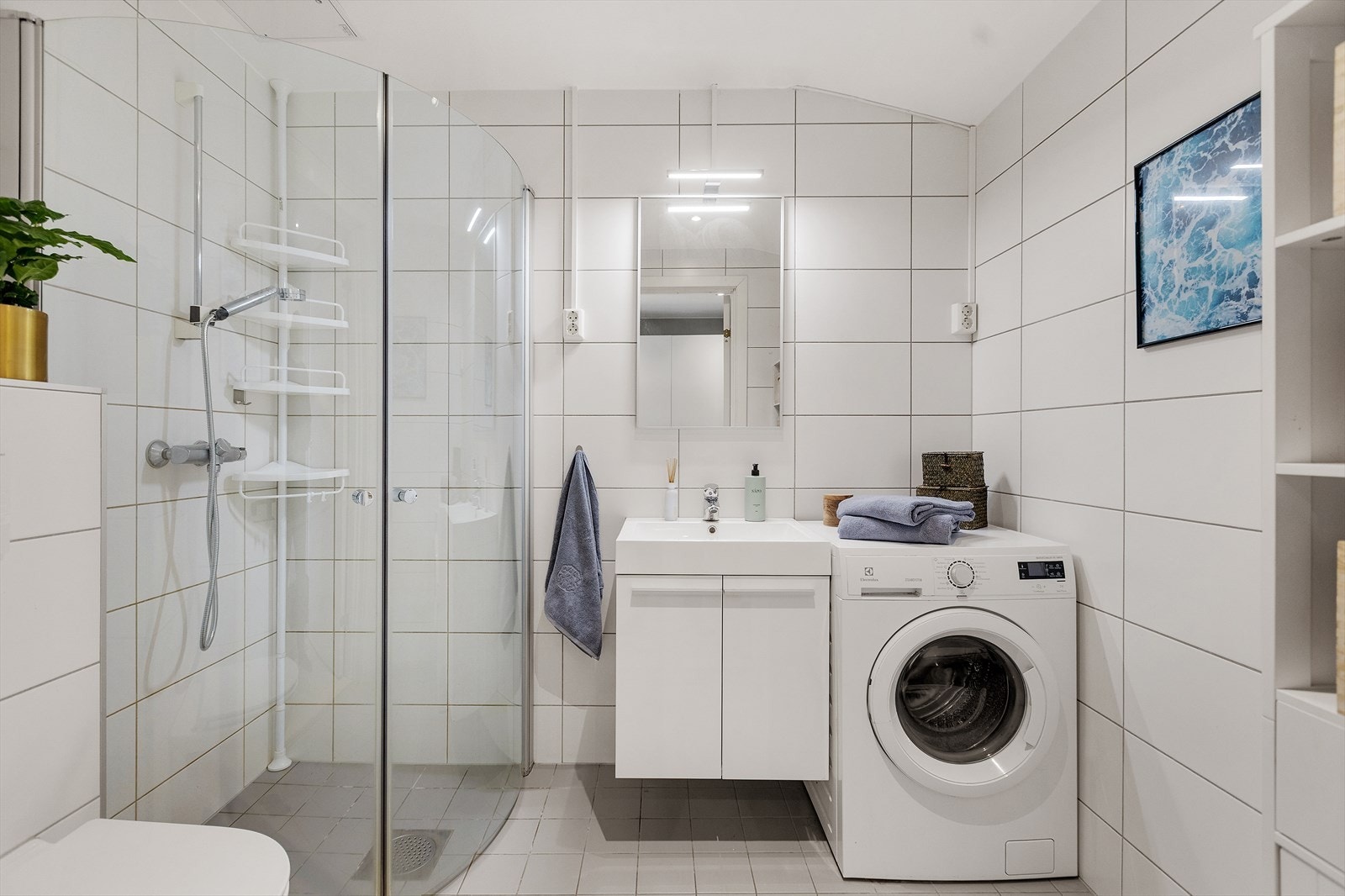 Moderne flislagt bad fra 2014 med gulvvarme og downlights. Galleribilde