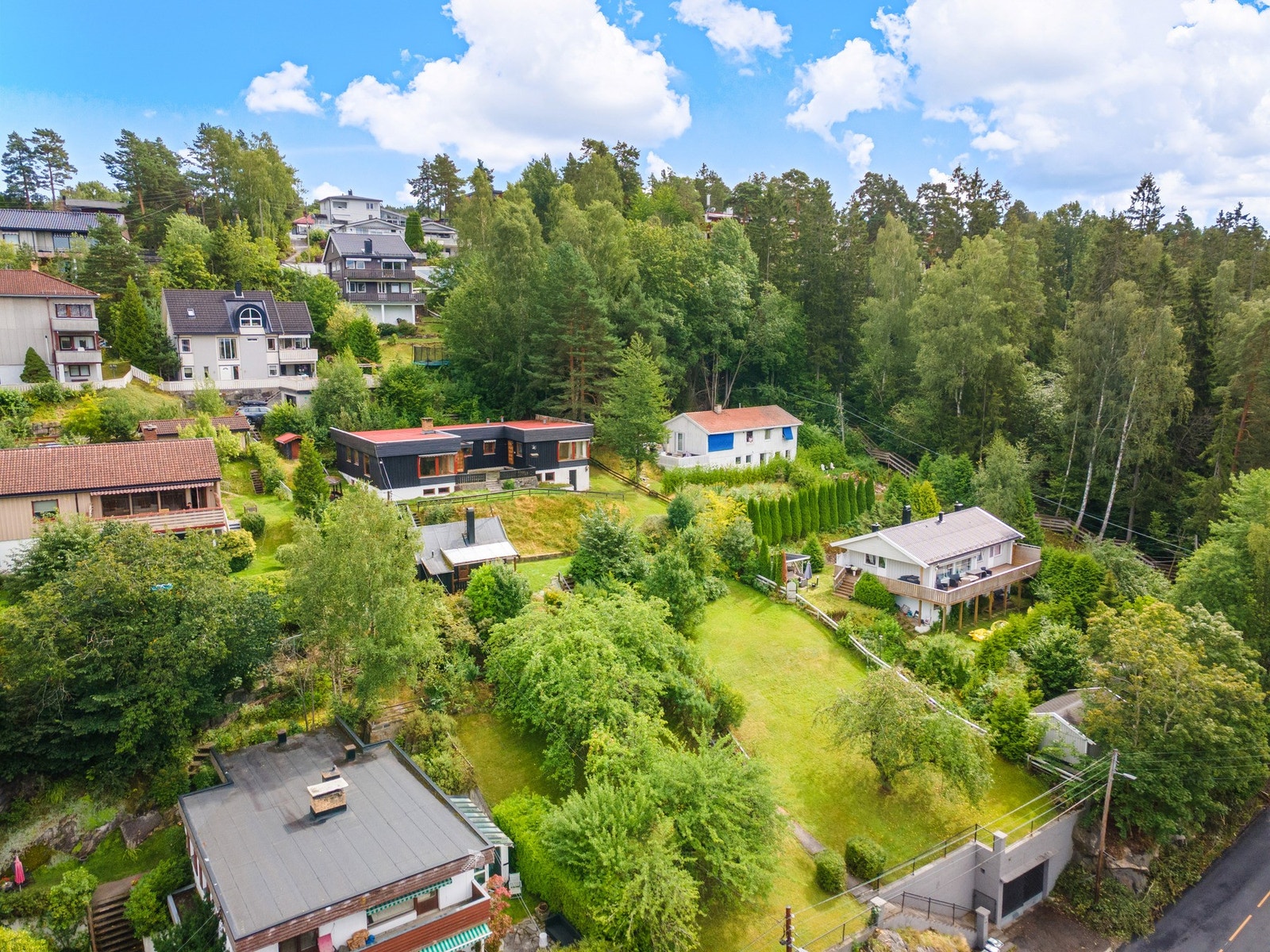 Boligen ligger flott tilbaketrukket i bakkant av tomten. Galleribilde