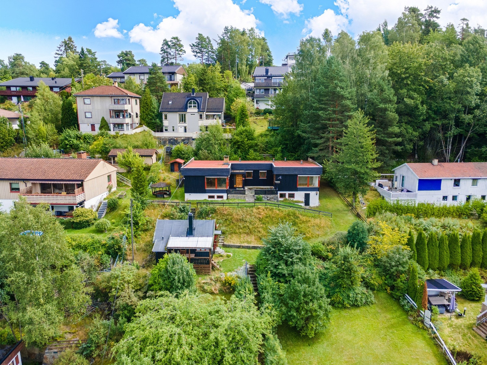 Boligen er en tomannsbolig, med to godkjente boenheter. Eldre uthus fra 1930-tallet. Uthuset har vært brukt som hytte/anneks, men krever tillatelse for beboelse. Det har egen strømmåler og varmtvannstank. Galleribilde