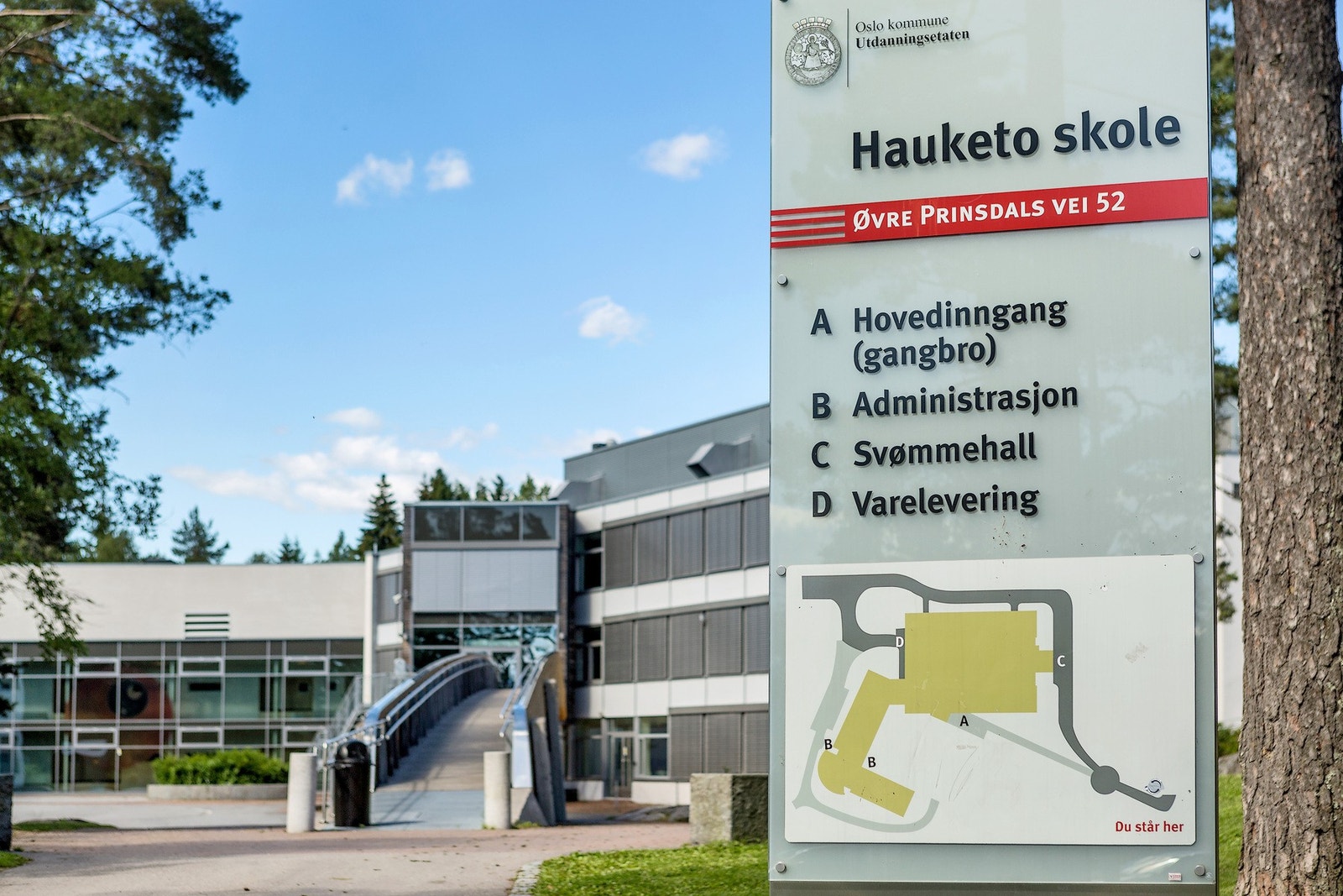 Hauketo ungdomsskole ligger rett ved barneskolen. Galleribilde