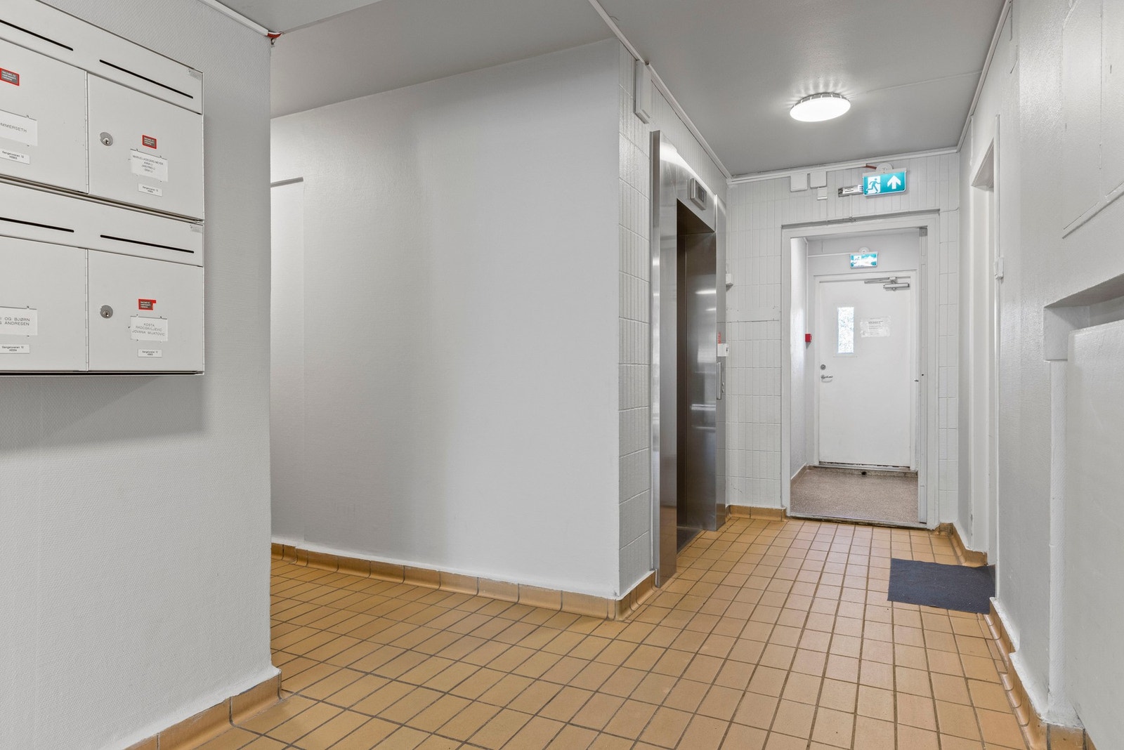 Leiligheten ligger i 2. etasje og har enkel adkomst fra en felles oppgang med heis Galleribilde