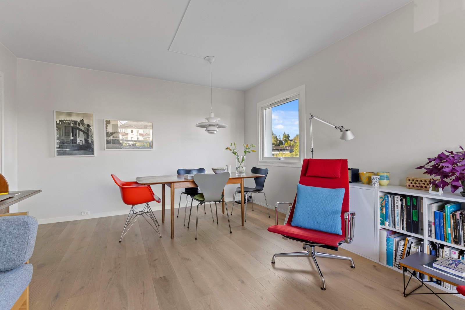 Det er plass til både sofagruppe og spisebord, noe som gjør stuen godt egnet til både hverdag og sosiale samlinger Galleribilde