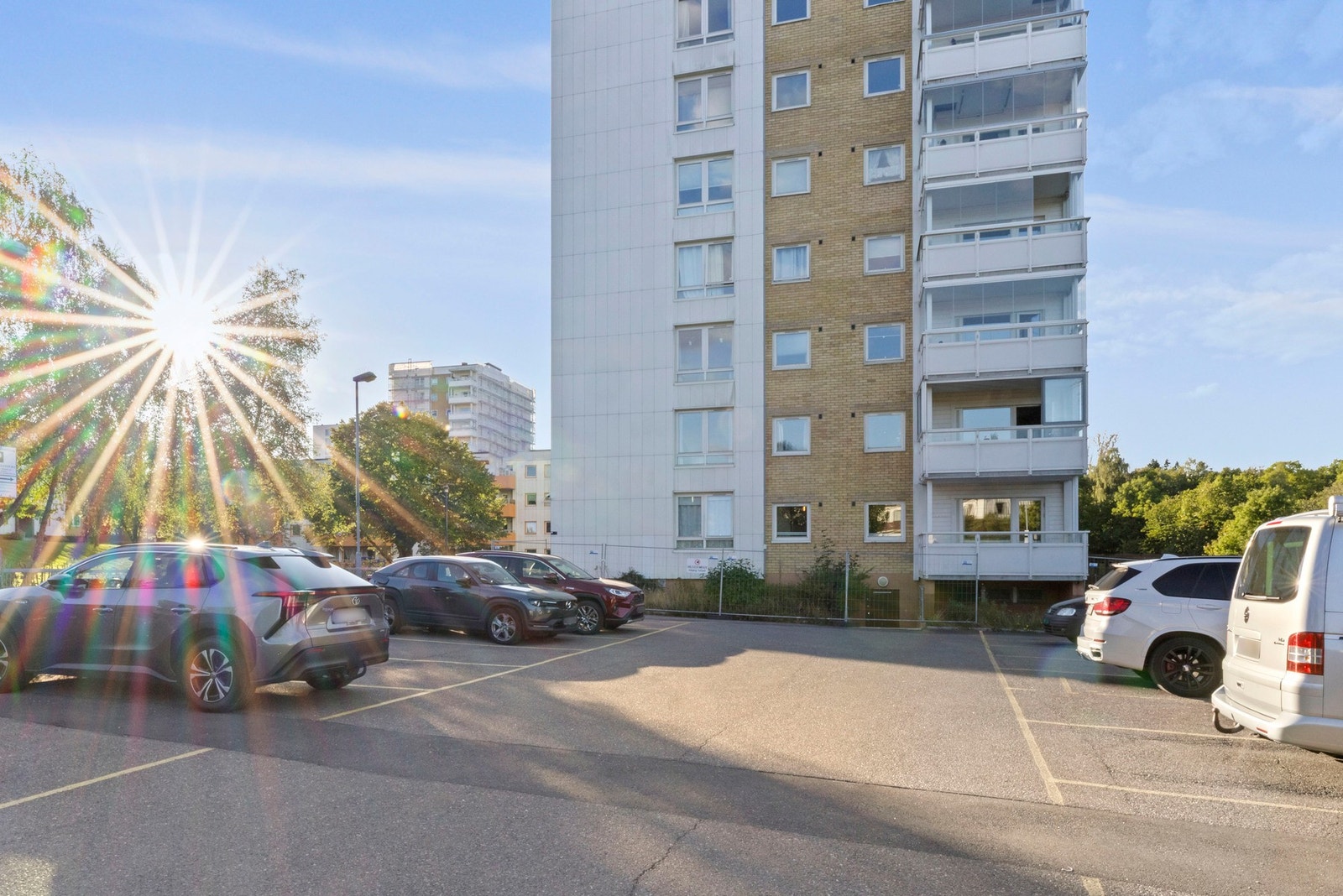 Borettslaget har parkeringsplasser og garasjeplasser som leies ut etter ventelister Galleribilde