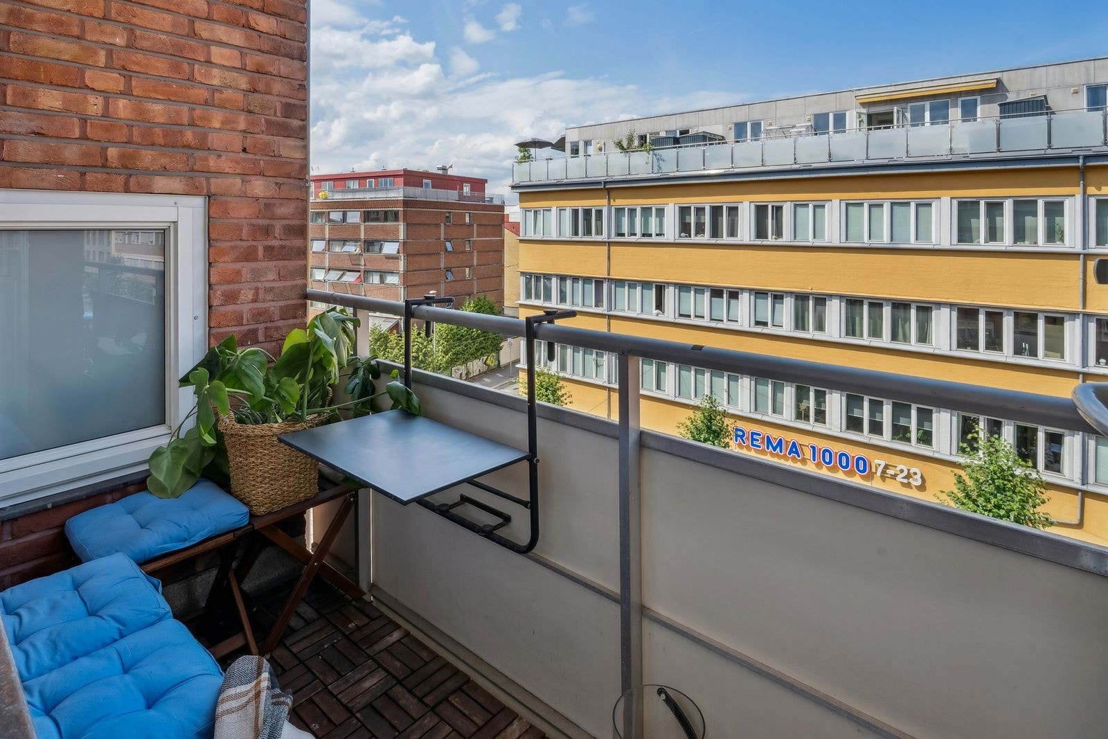 Praktisk balkong, hvor man kan nye varme sommerdager. Galleribilde