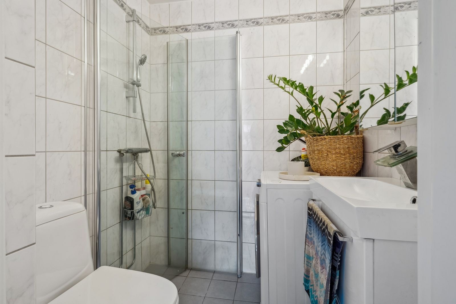 Flislagt bad med varme i gulv og kombimaskin. Galleribilde