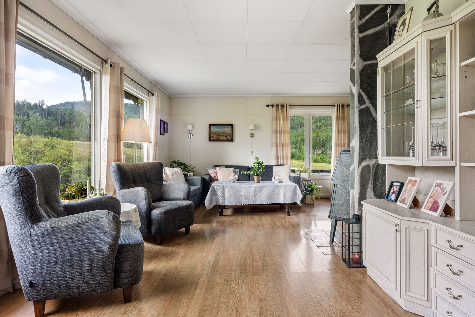 Stuen har plass til soner med ulik møblering. Galleribilde