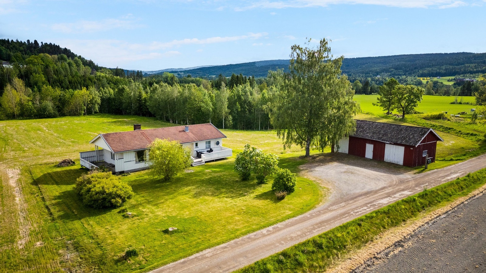 Solrikt og pent i naturskjønne omgivelser. Uthus med garasje. Galleribilde