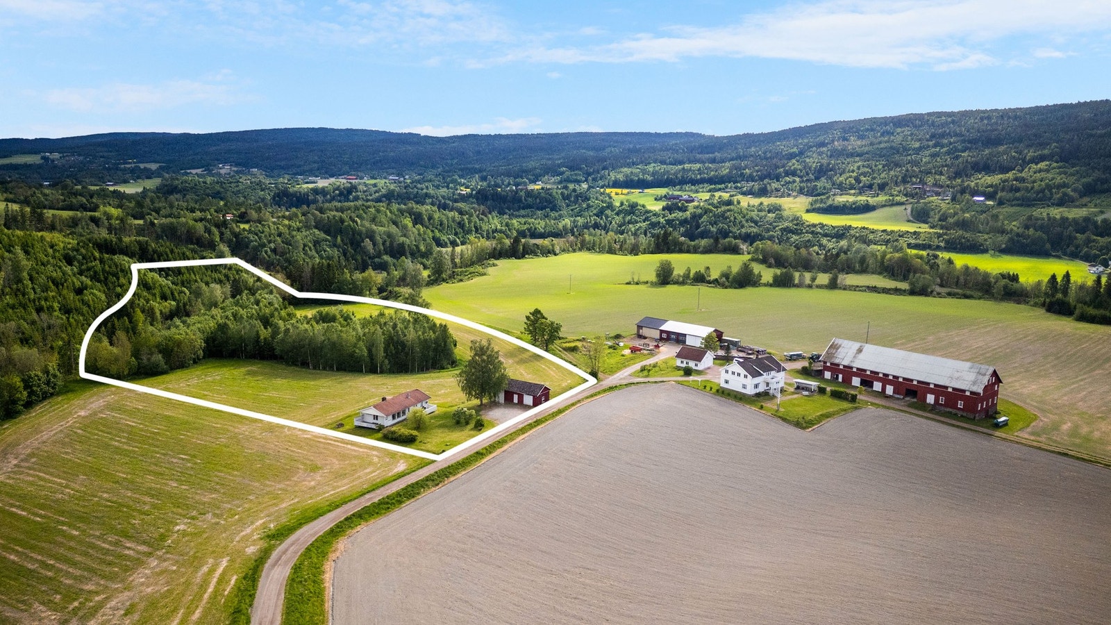 Landlig idyllisk med stor tomt. Merking av tomt er et illustrasjonsbilde og viser ikke eksakte grenser. Galleribilde