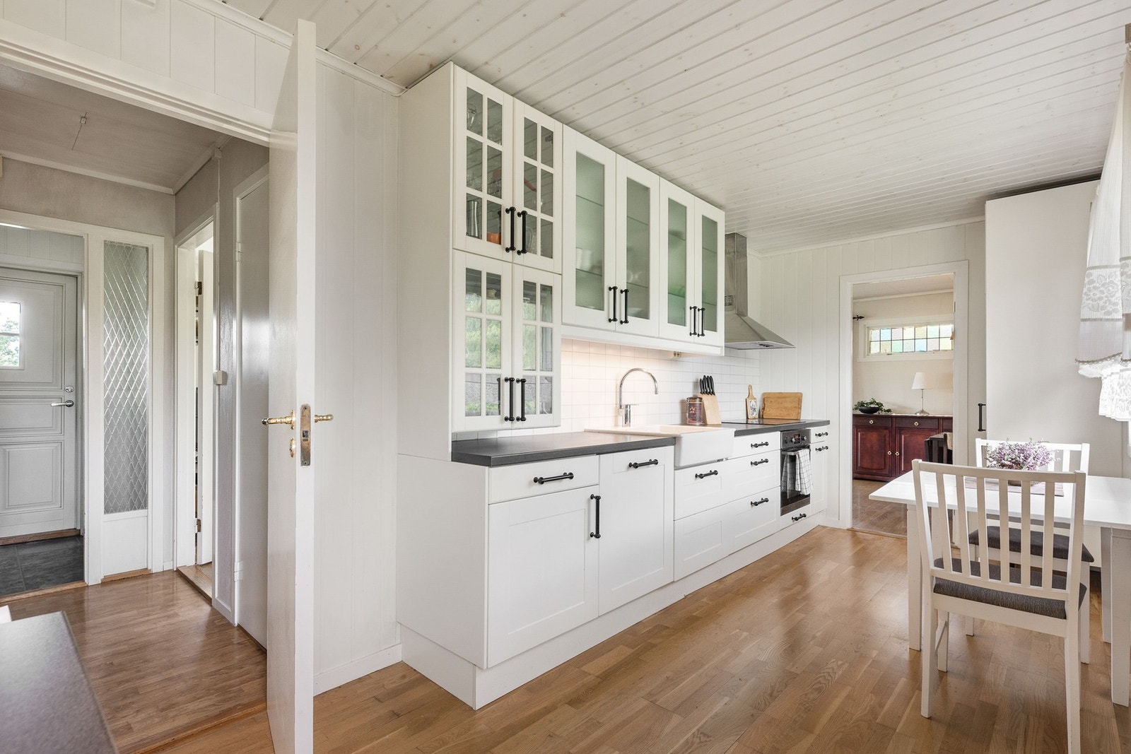 Lyst og funksjonelt kjøkken. Tilgang til stuen. Galleribilde