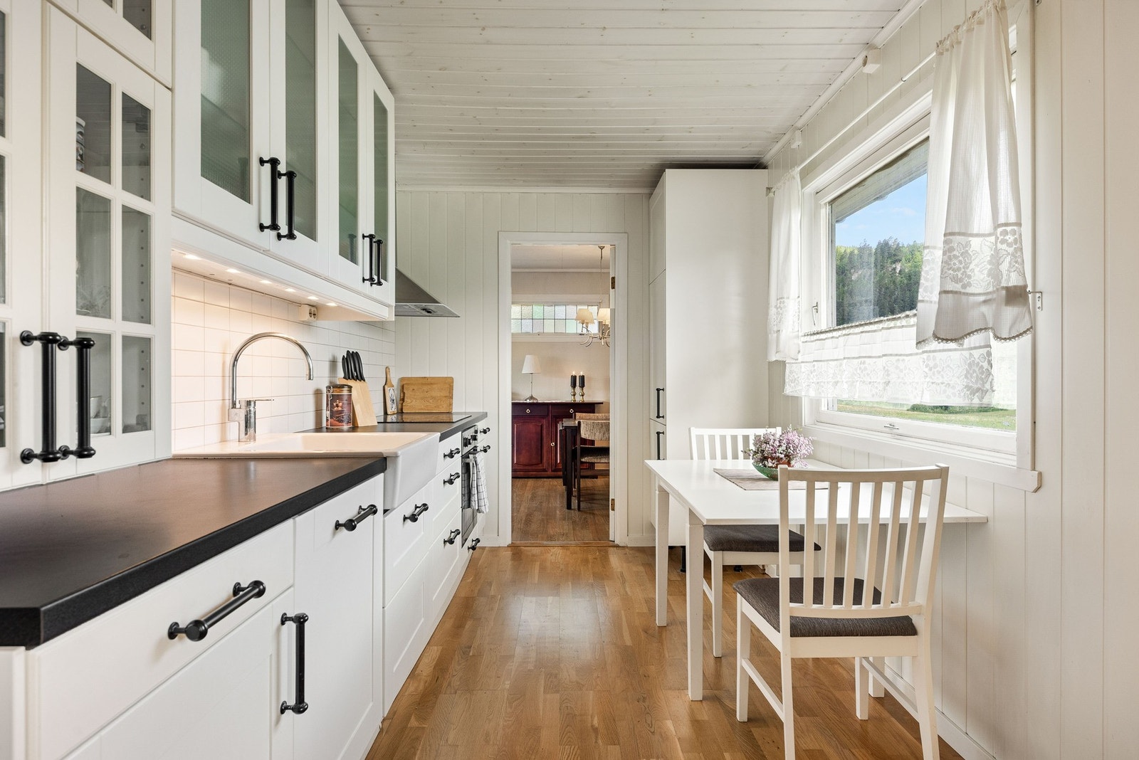 Kjøkkenet har plass til et lite spisebord ved vinduet. Galleribilde