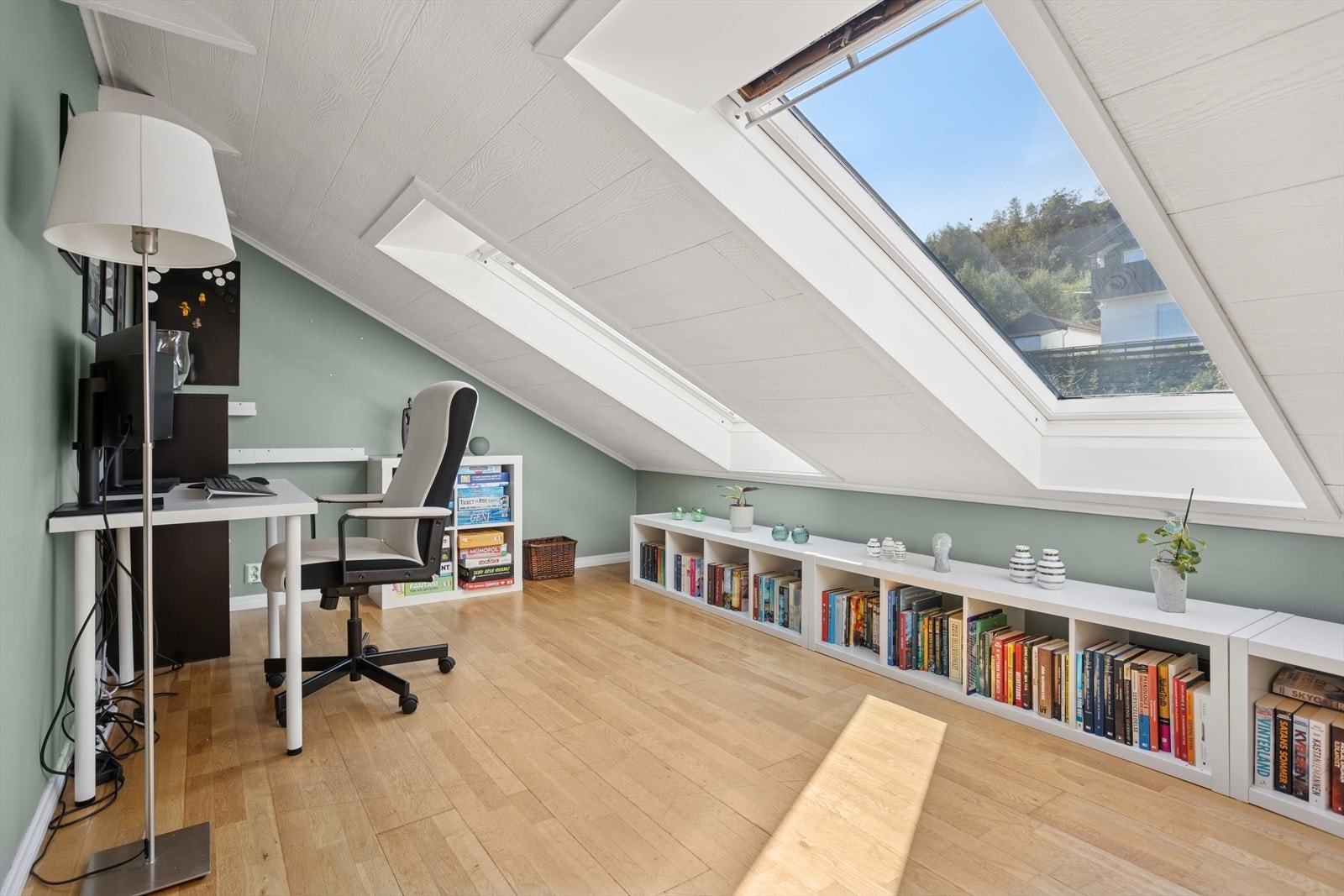 Hyggelig loftstue med rikelig lys inn fra Veluxvinduer. Galleribilde