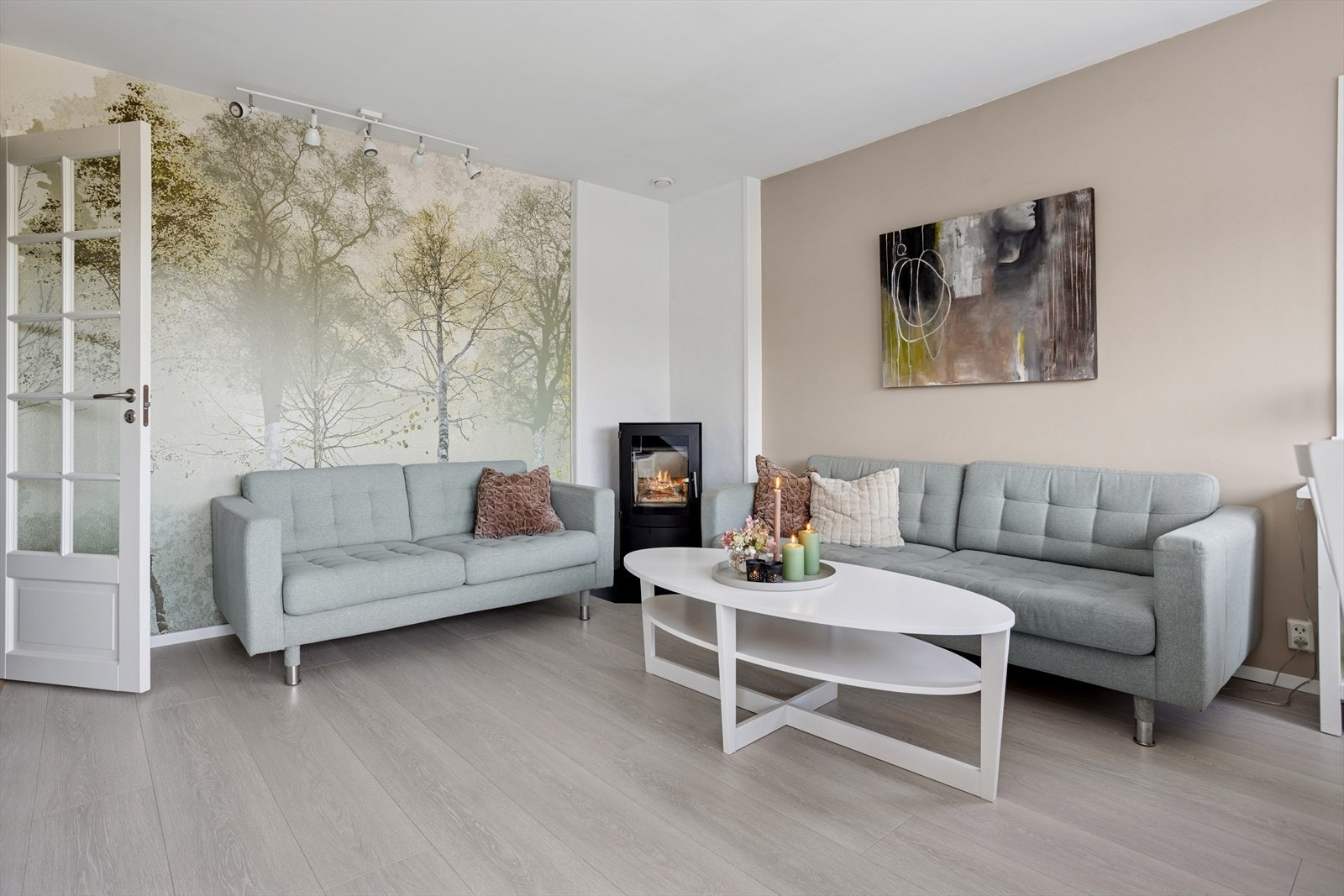 God plass til stor sofagruppe i stuen. Galleribilde