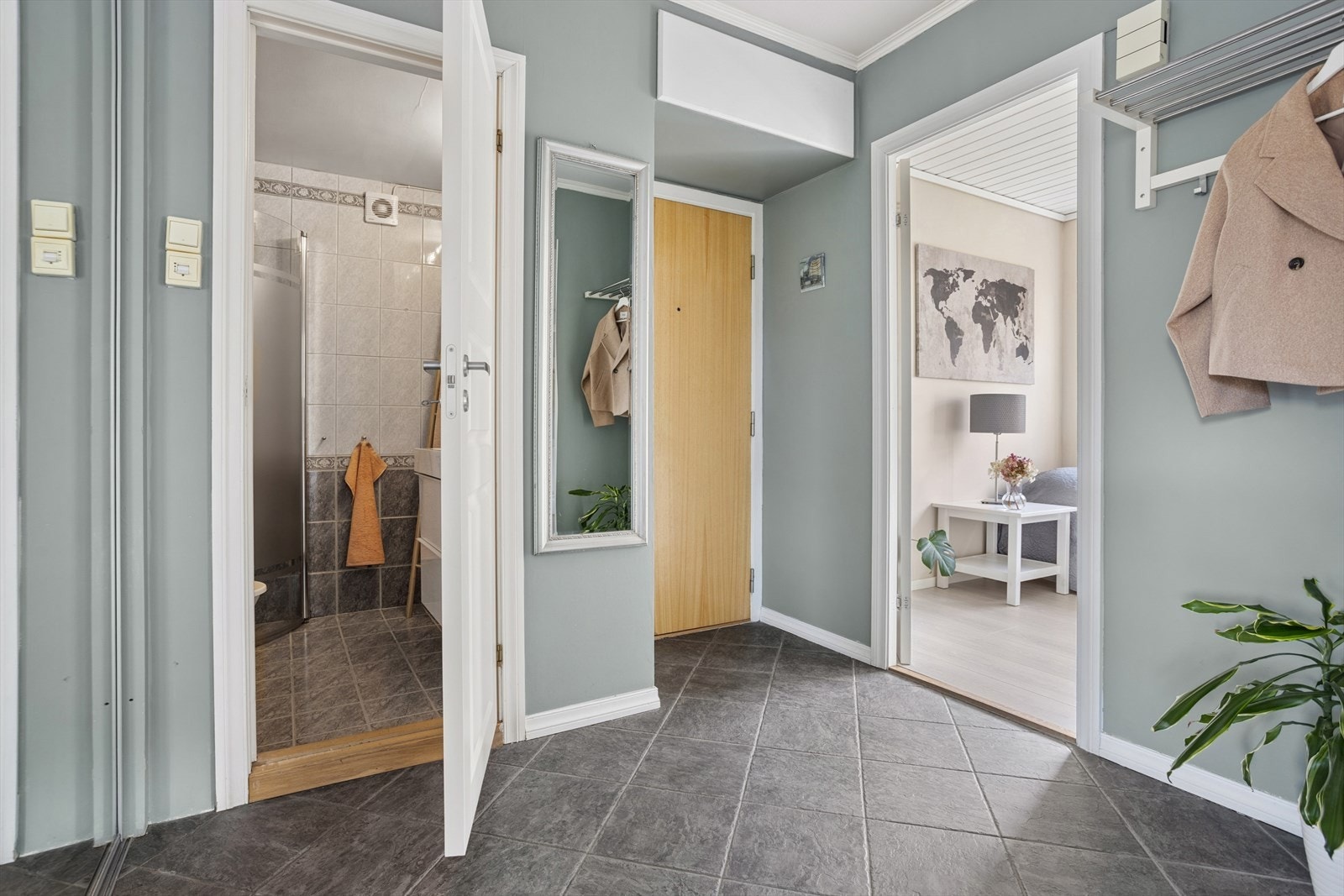 Romslig gang med fliser på gulvet. Galleribilde