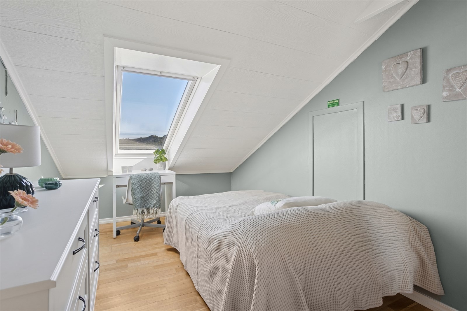 Kontor i loftsetasjen er av selger benyttet til soverom. Det er ikke godkjent som soverom. Galleribilde