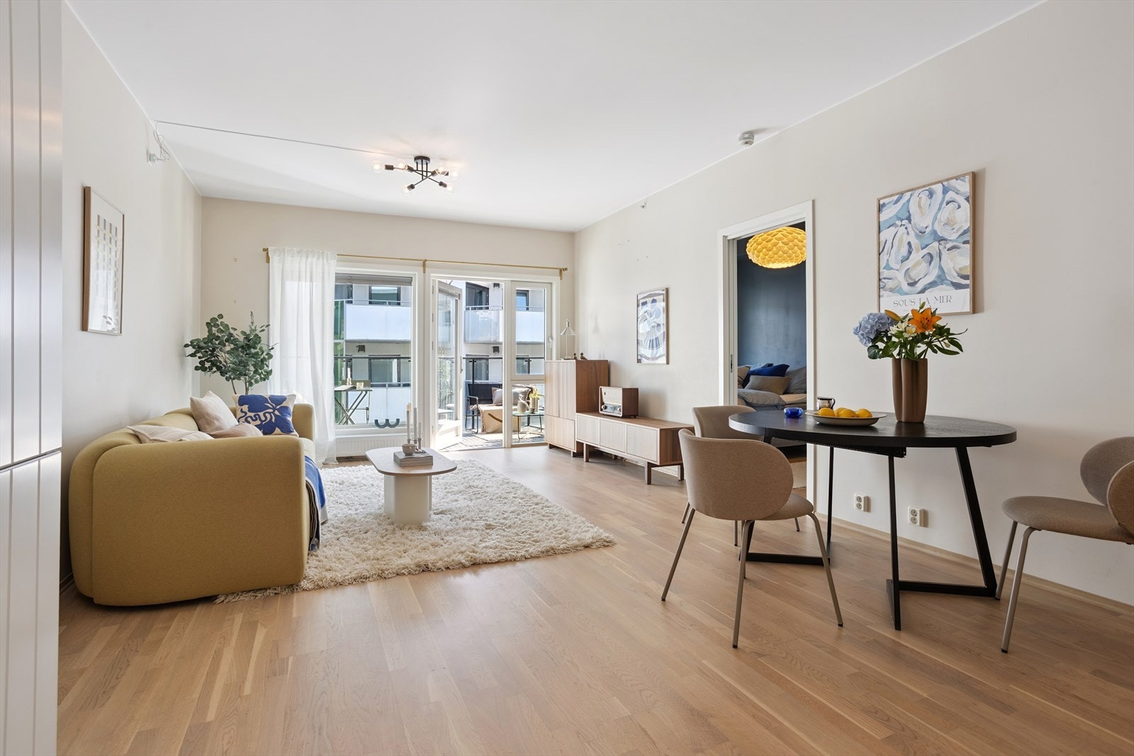 Stuen er lys og trivelig med god plass til både sofa- og TV krok, samt spisebord Galleribilde