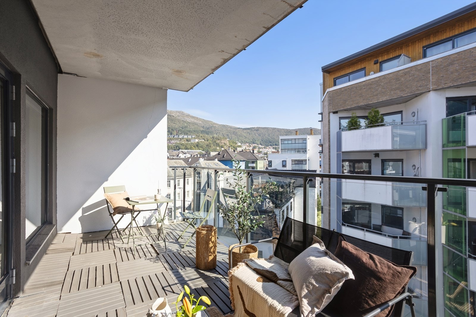 Leiligheten har flere fine kvaliteter, blant annet stor og solrik balkong! Her har du plass til sofagruppe, grill og planter Galleribilde
