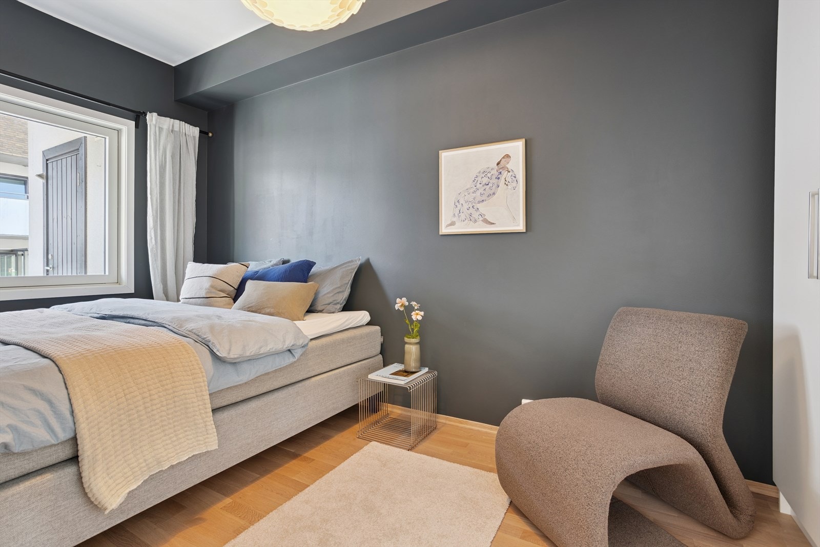 Leiligheten har pent soverom + alkove. Hovedsoverommet gir plass til dobbeltseng, nattbord og stort garderobeskap Galleribilde