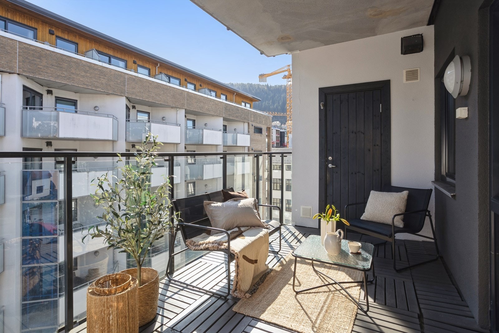 Du kan nyte fine solforhold store deler av dagen. Legg også merke til at det er inngang til utebod fra balkong Galleribilde