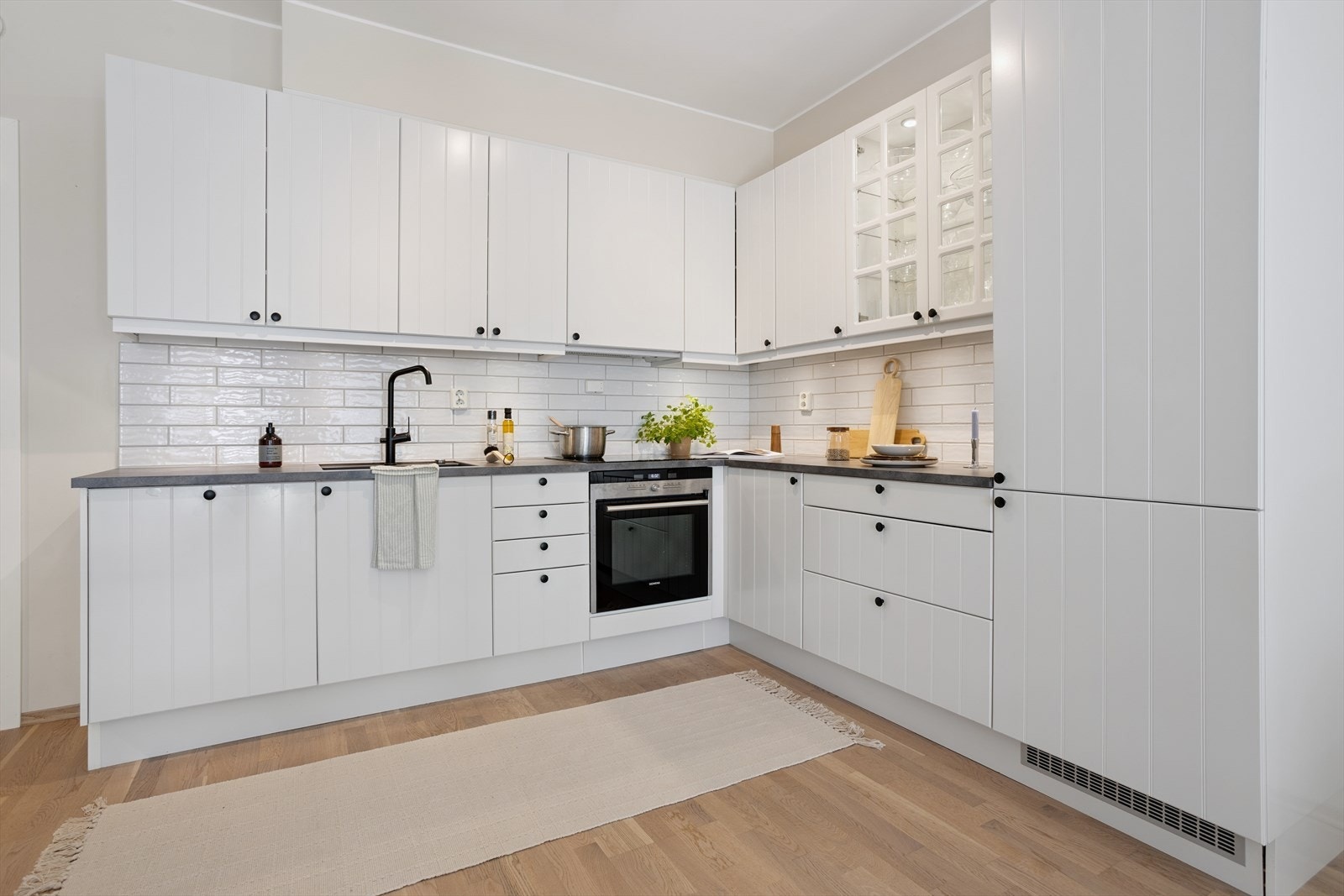 Det er integrert induksjon platetopp/stekeovn, oppvaskmaskin og kjøleskap/frys Galleribilde