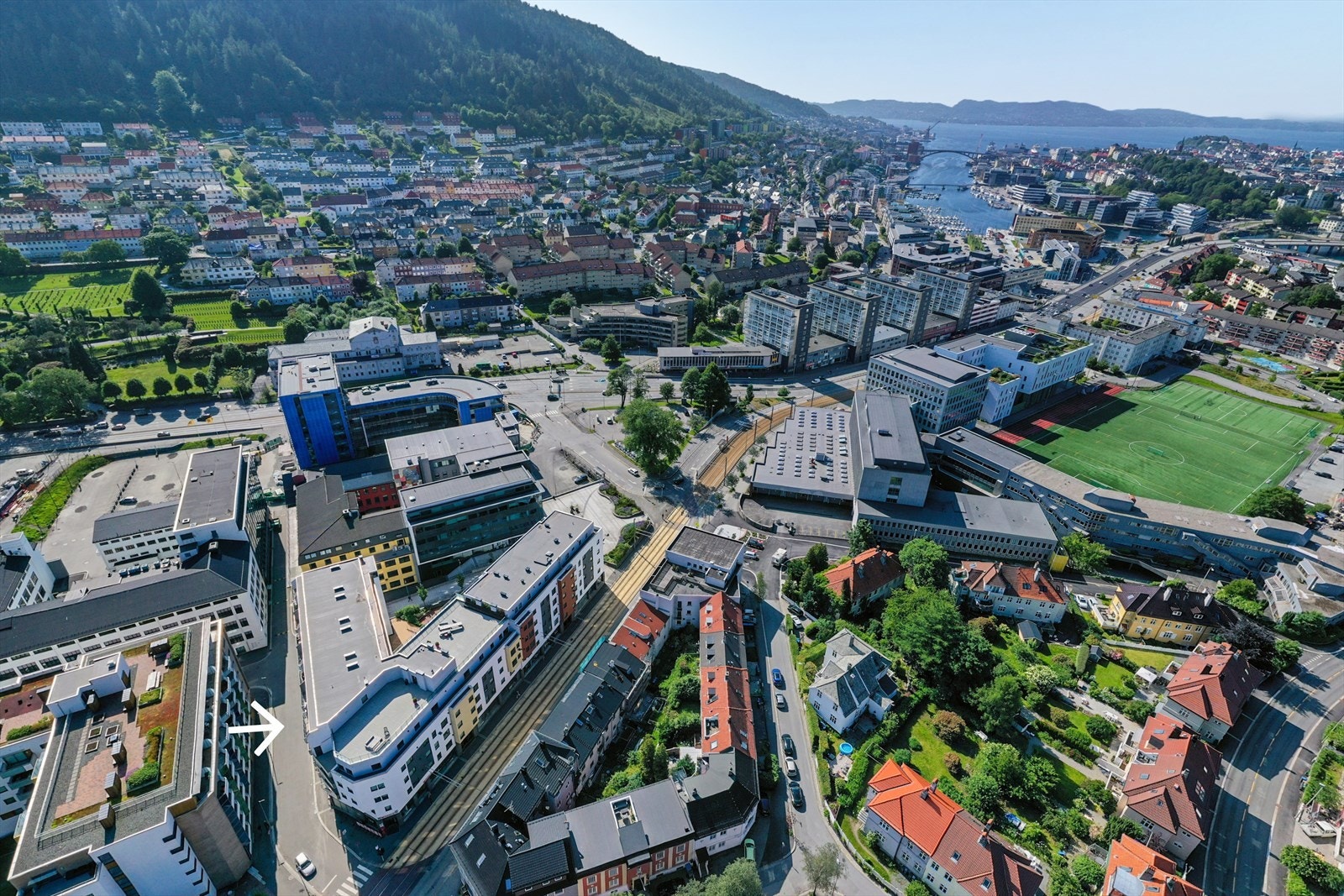 Gang/sykkelavstand til sentrum, og ellers svært gode kollektivmuligheter. Velkommen til visning! Galleribilde