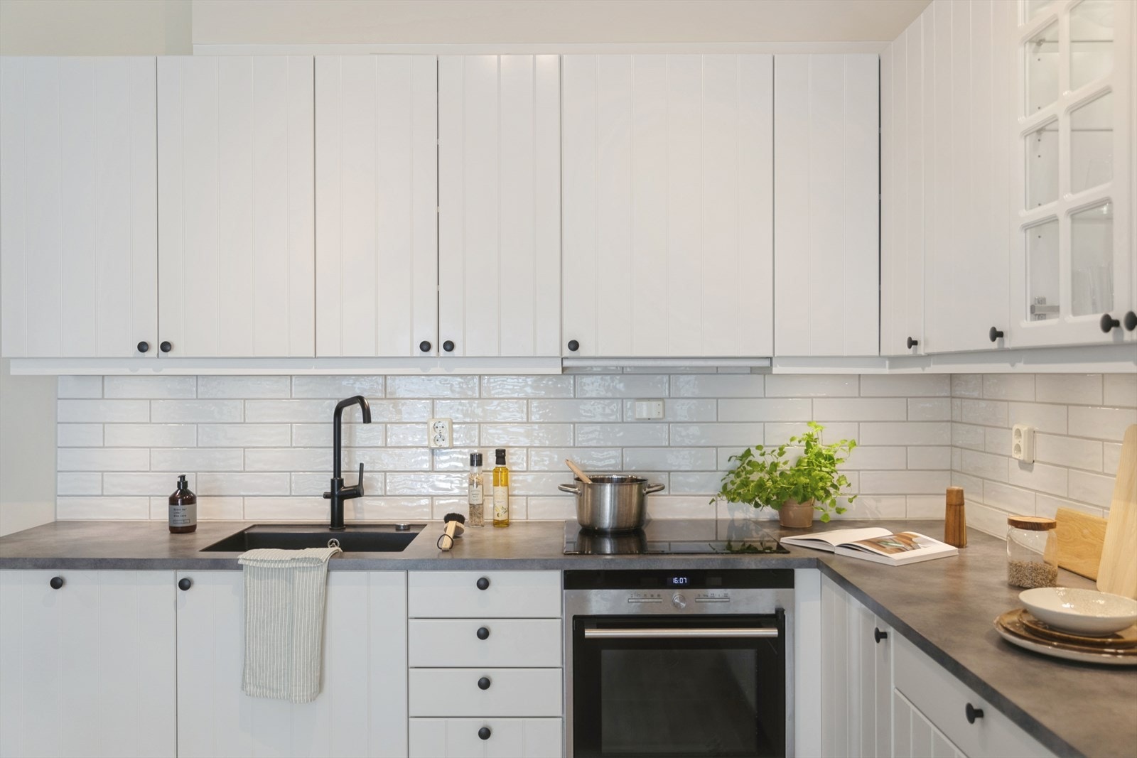 Godt med skap- og benkeplass Galleribilde