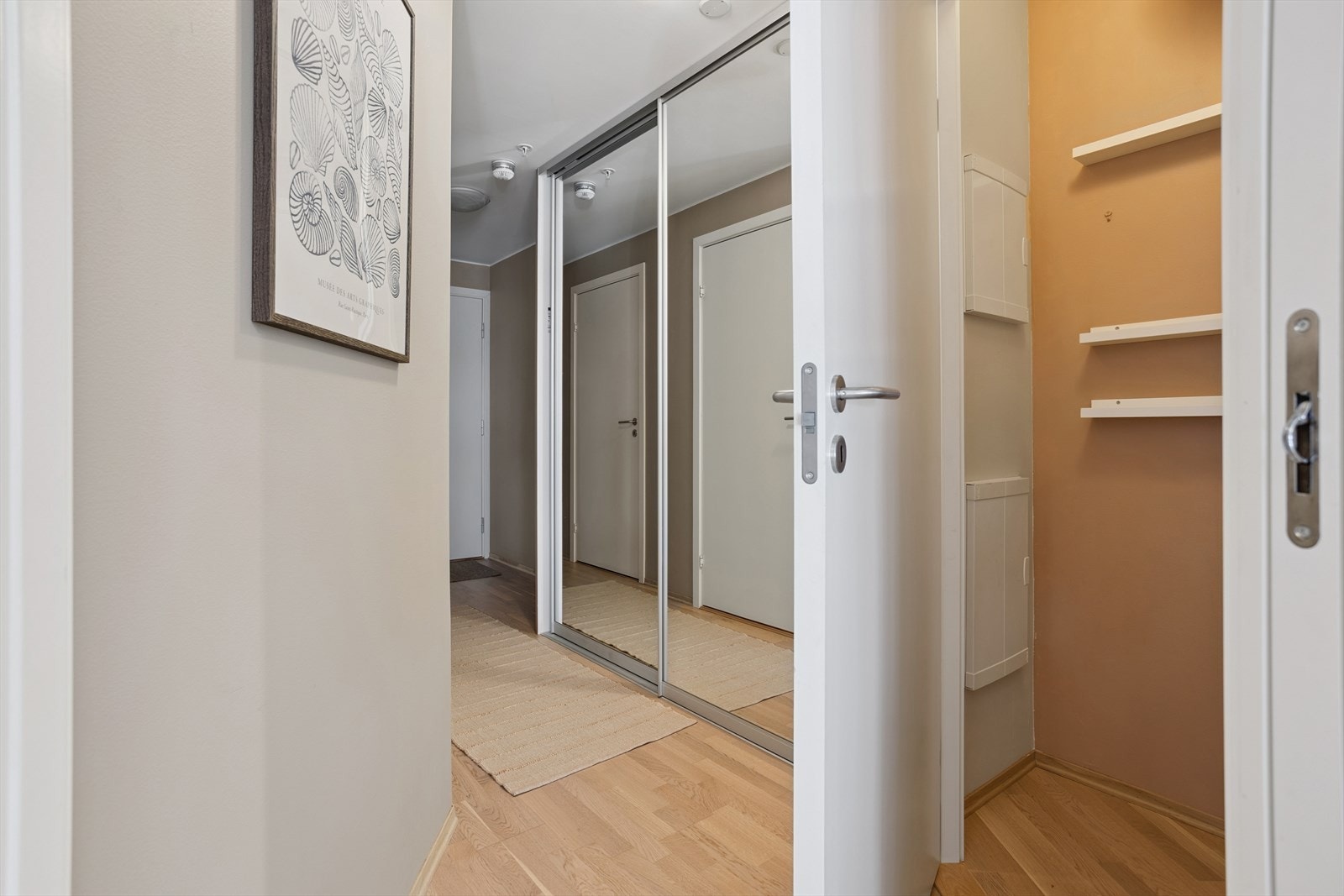 Totalt har leiligheten tre boder - to i gang, og en på balkong Galleribilde