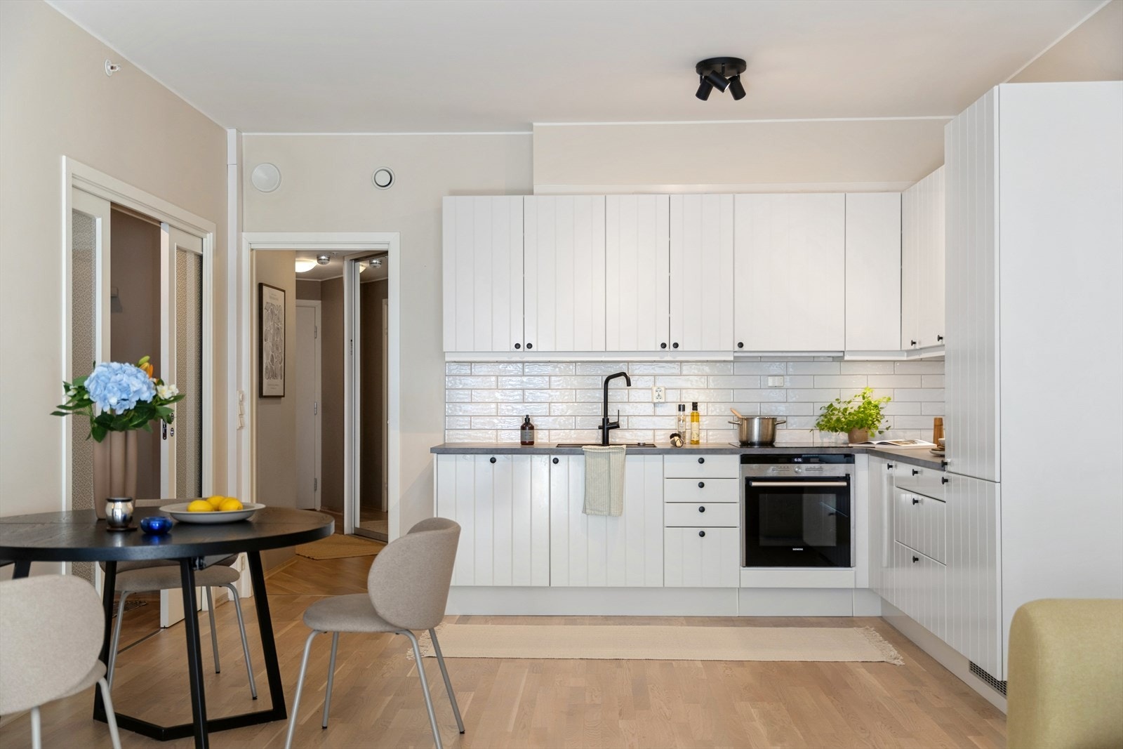 Kjøkkenet har profilerte fronter og benkeplater av laminat Galleribilde