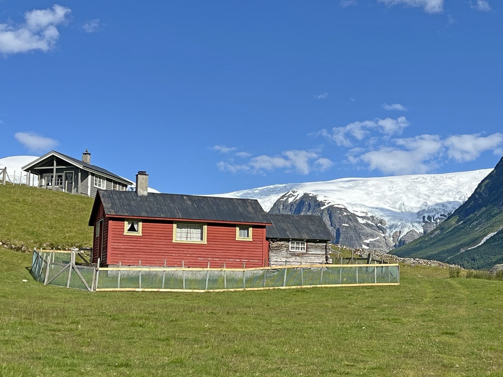 Det opprinnelege selet er antatt oppført rundt 1900 og i 1978 vart selet forlenga med eit moderne tilbygg. Galleribilde