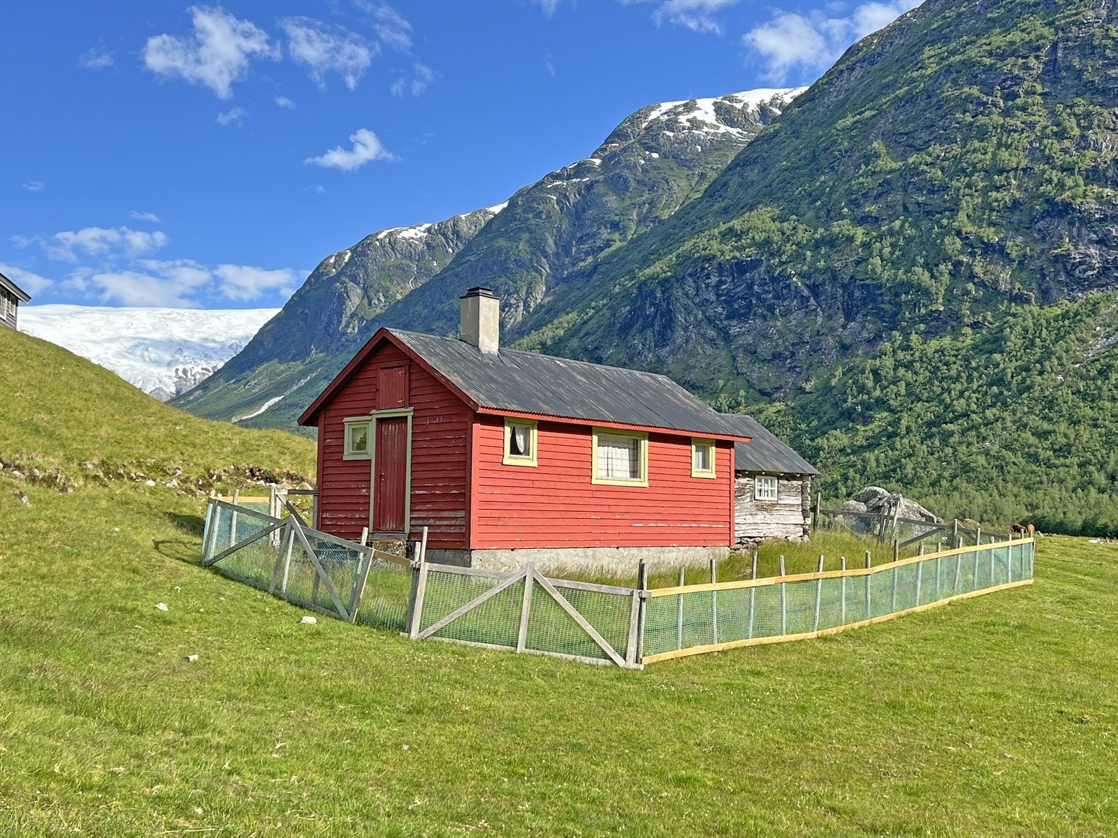 Varmekjelda er vedfyring frå ovn. Bygningen har ikkje innlagt vatn eller straum. Galleribilde