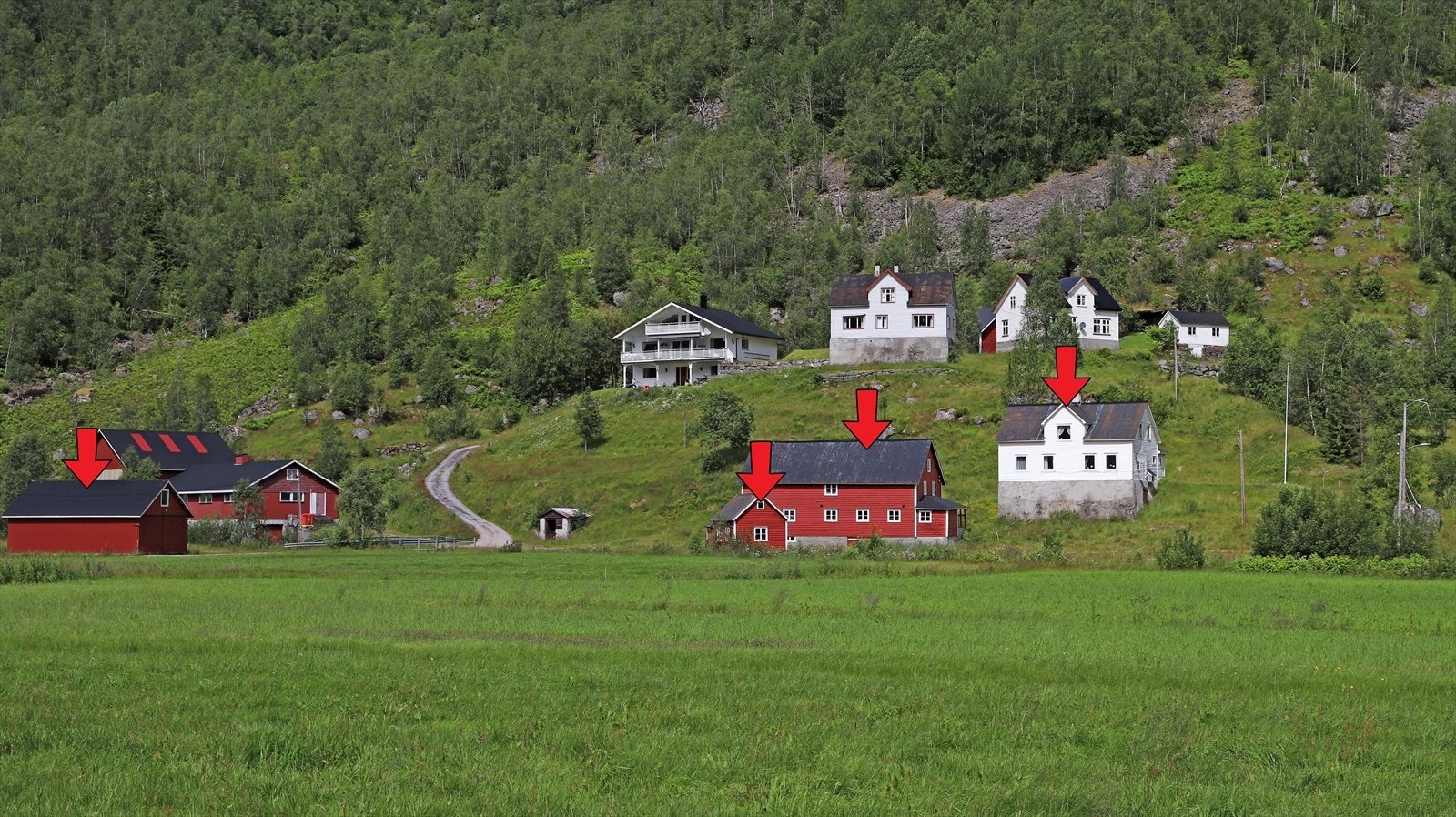 Eigedomen inneheld bustadhus, fjøs, redskapshus, verkstad og to stølshus. Galleribilde