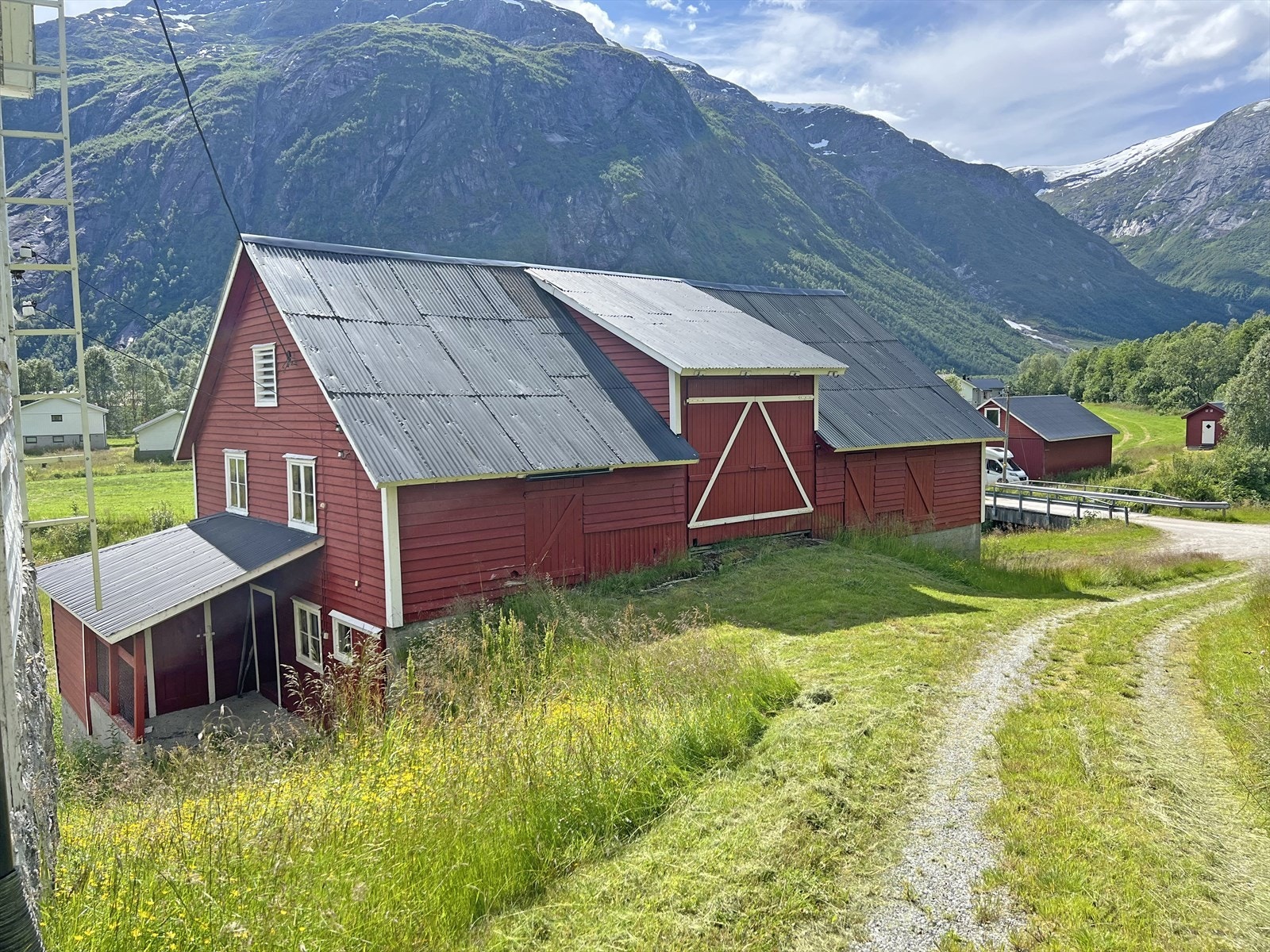 Fjøsen er iflg. eigar oppført i 1963. Galleribilde