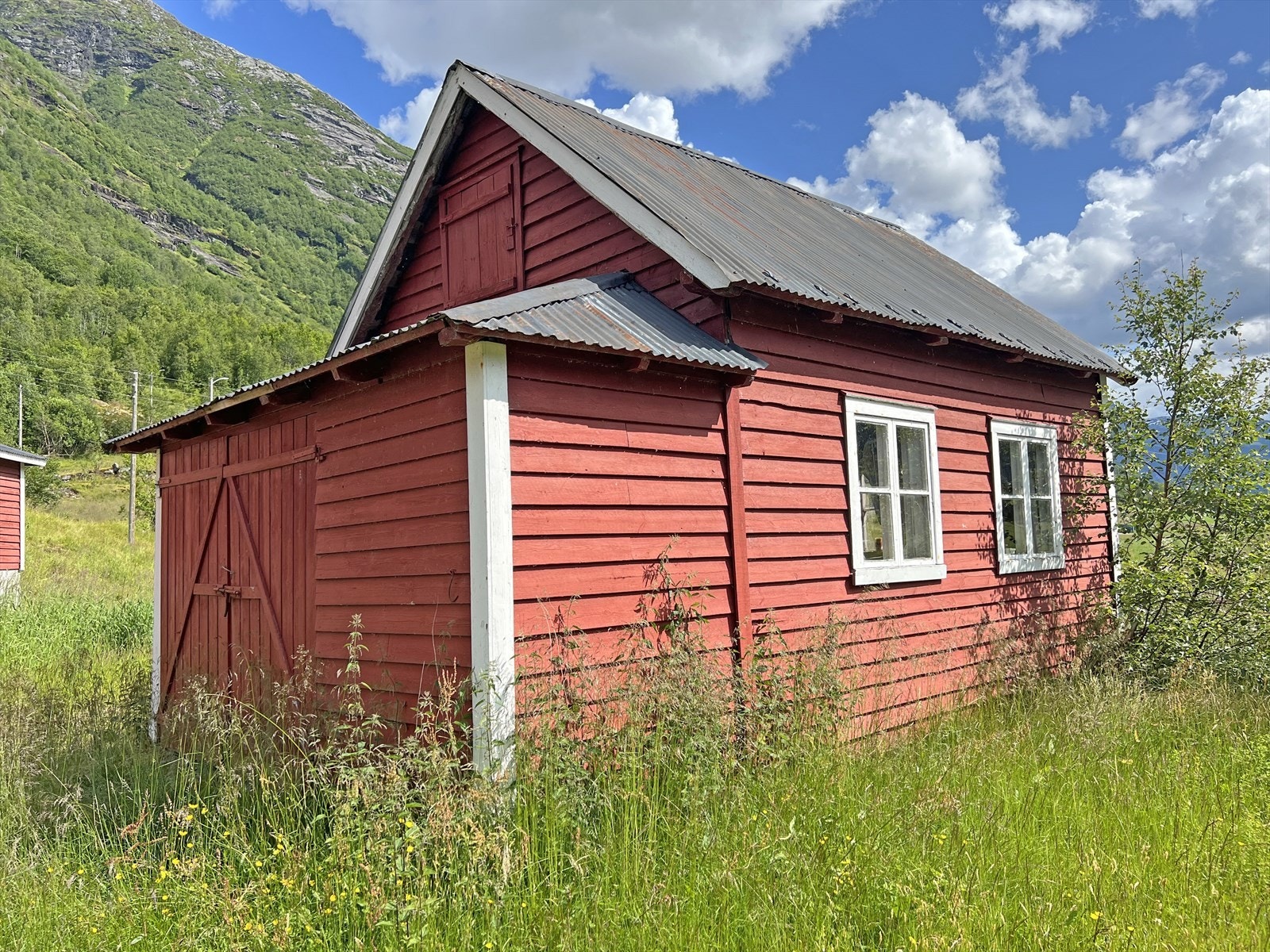 Eigedomen inneheld og ein verkstad som iflg. eigar er oppført i 1948. Galleribilde