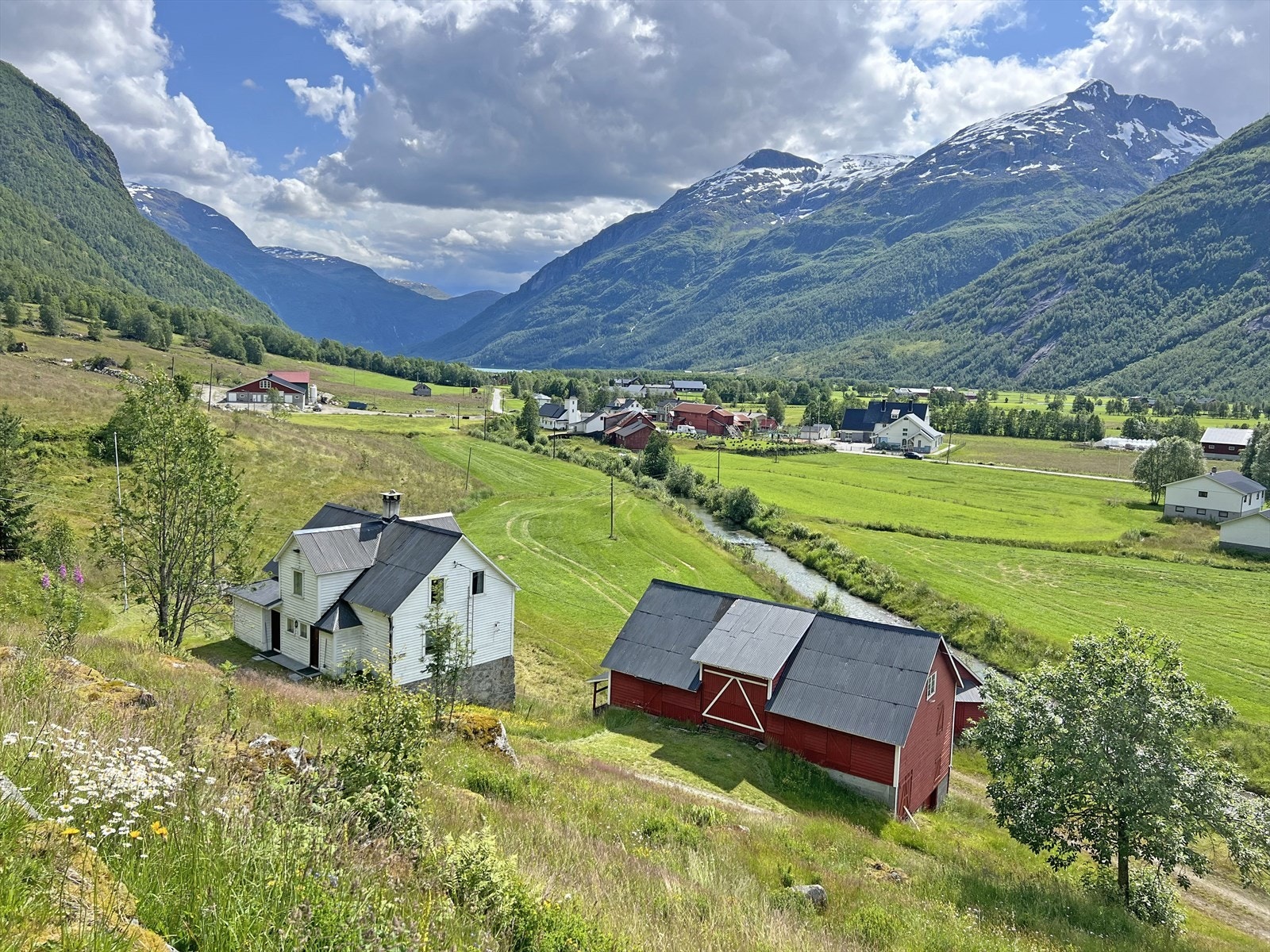 Eigedomen har fin beliggenheit i landlege og naturskjønne omgivelsar på Veitastrond. Galleribilde