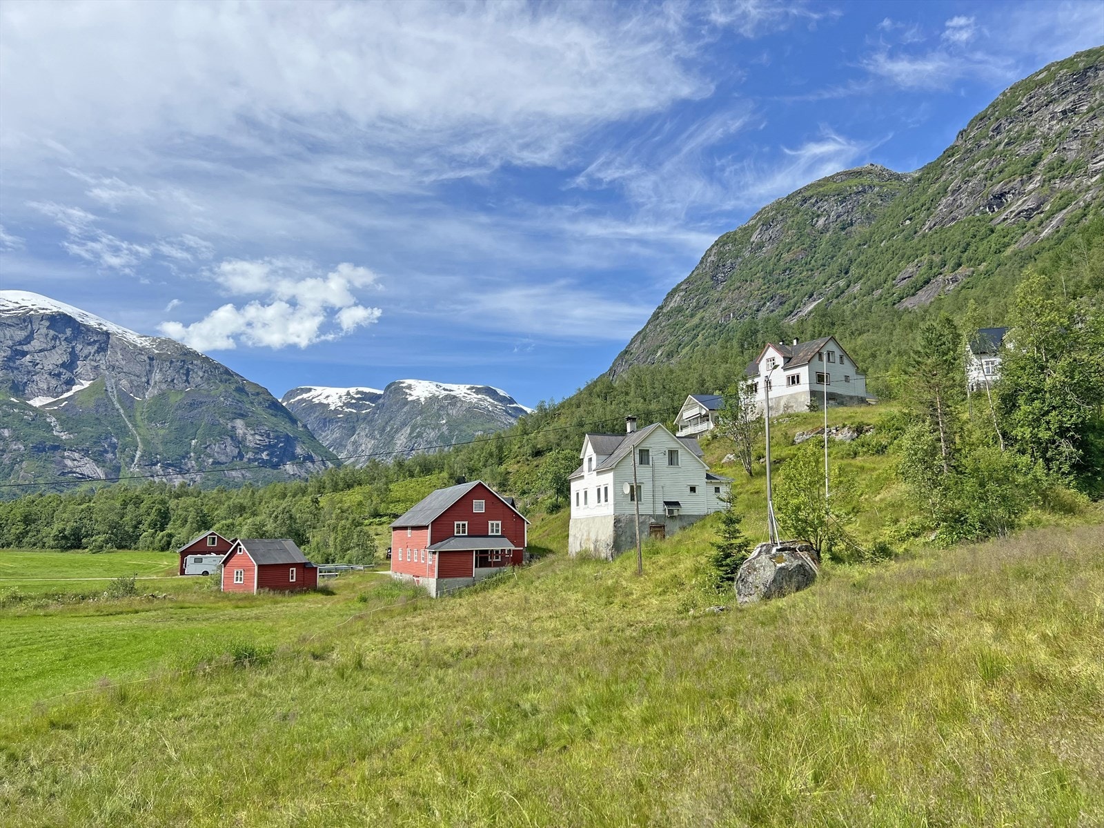 Eigedomen består av seks teigar på totalt ca. 215 daa og er dermed konsesjonspliktig. Galleribilde