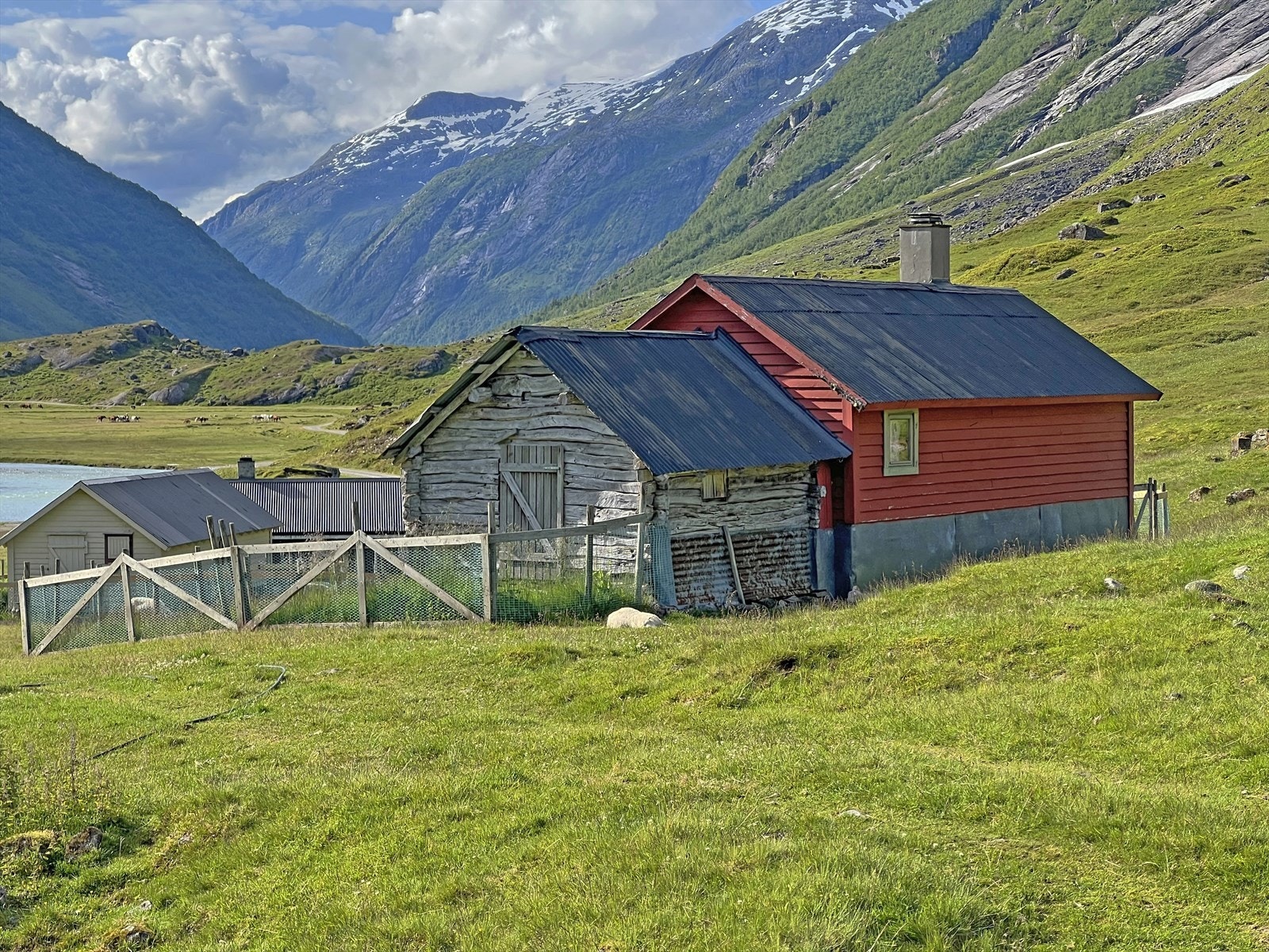 Sommarstølen Nystølen ligg ca. 8 km. frå gardstunet. Galleribilde