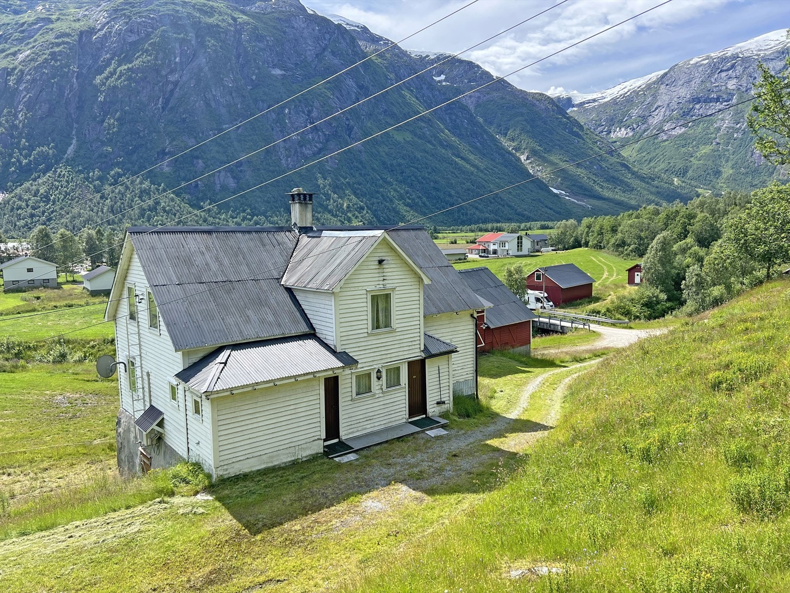 Tunet på eigedomen ligg ca. 175 m.o.h. og har fint utsyn over bygda. Galleribilde