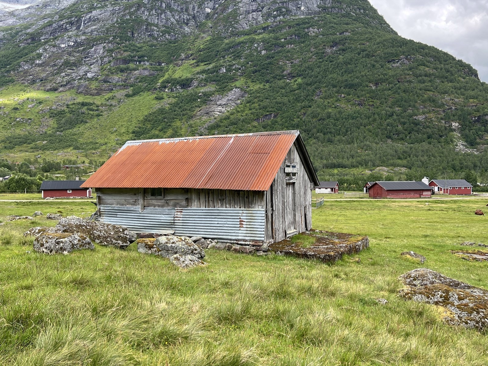 Stølshuset er antatt oppført rundt 1900 og står på gråsteinsmurar med vegger av lafta tømmer og dels bindingsverk med utvendig bordkledning. Galleribilde